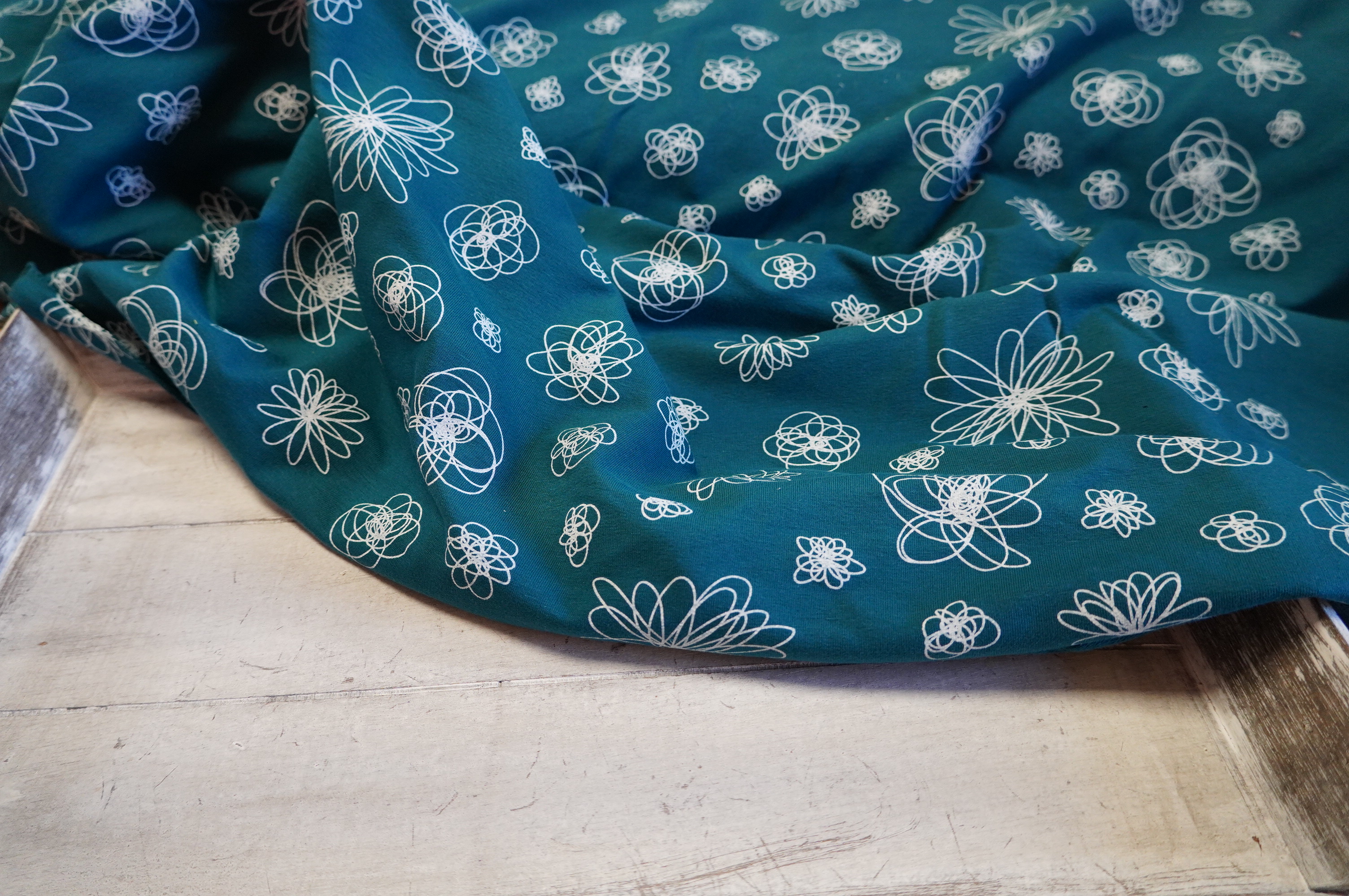 TEPLÁKOVINA - PETROLEJOVÁ - BÍLÉ KYTIČKY