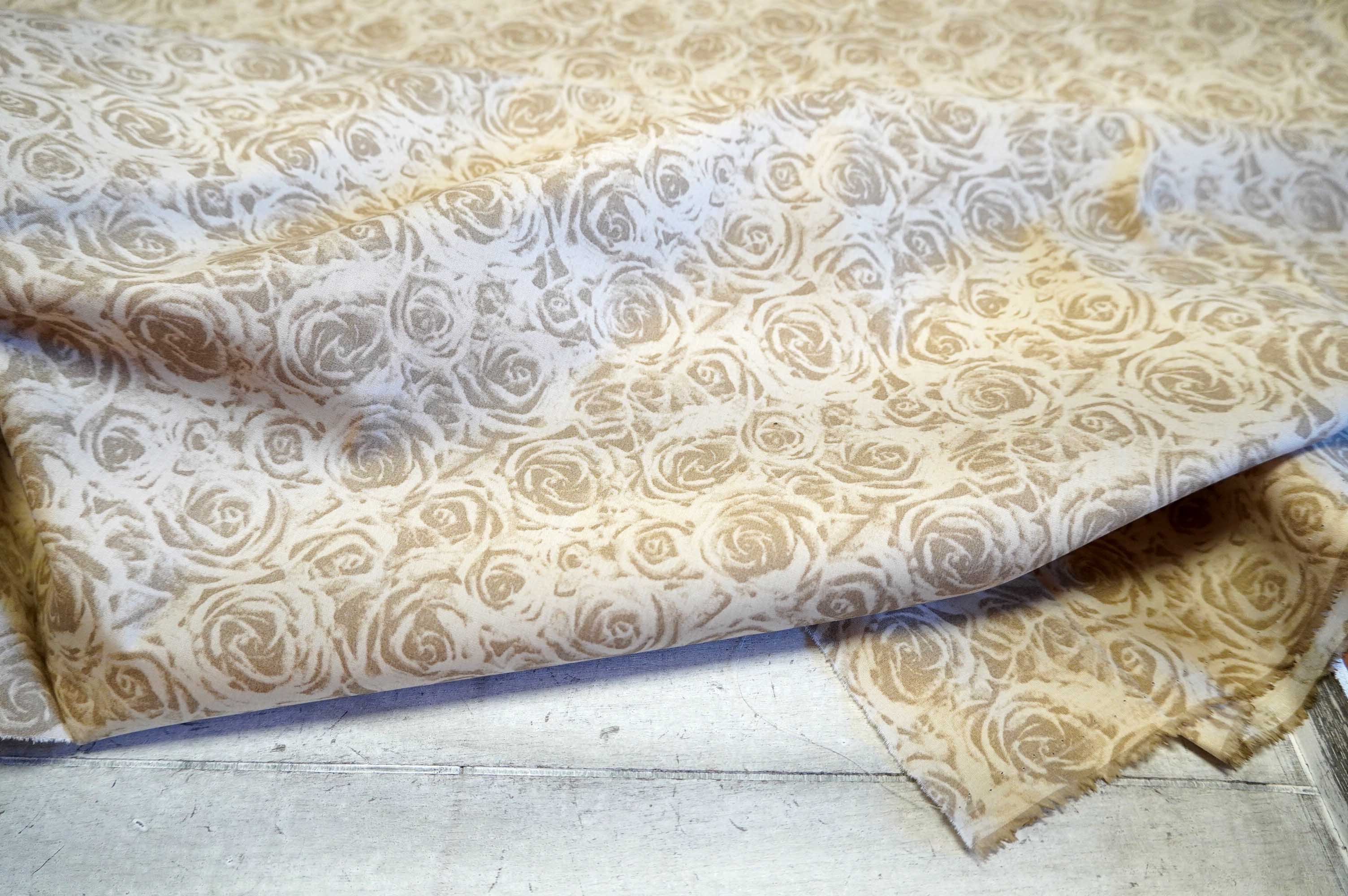 LÁTKA - BÉŽOVÉ RŮŽIČKY