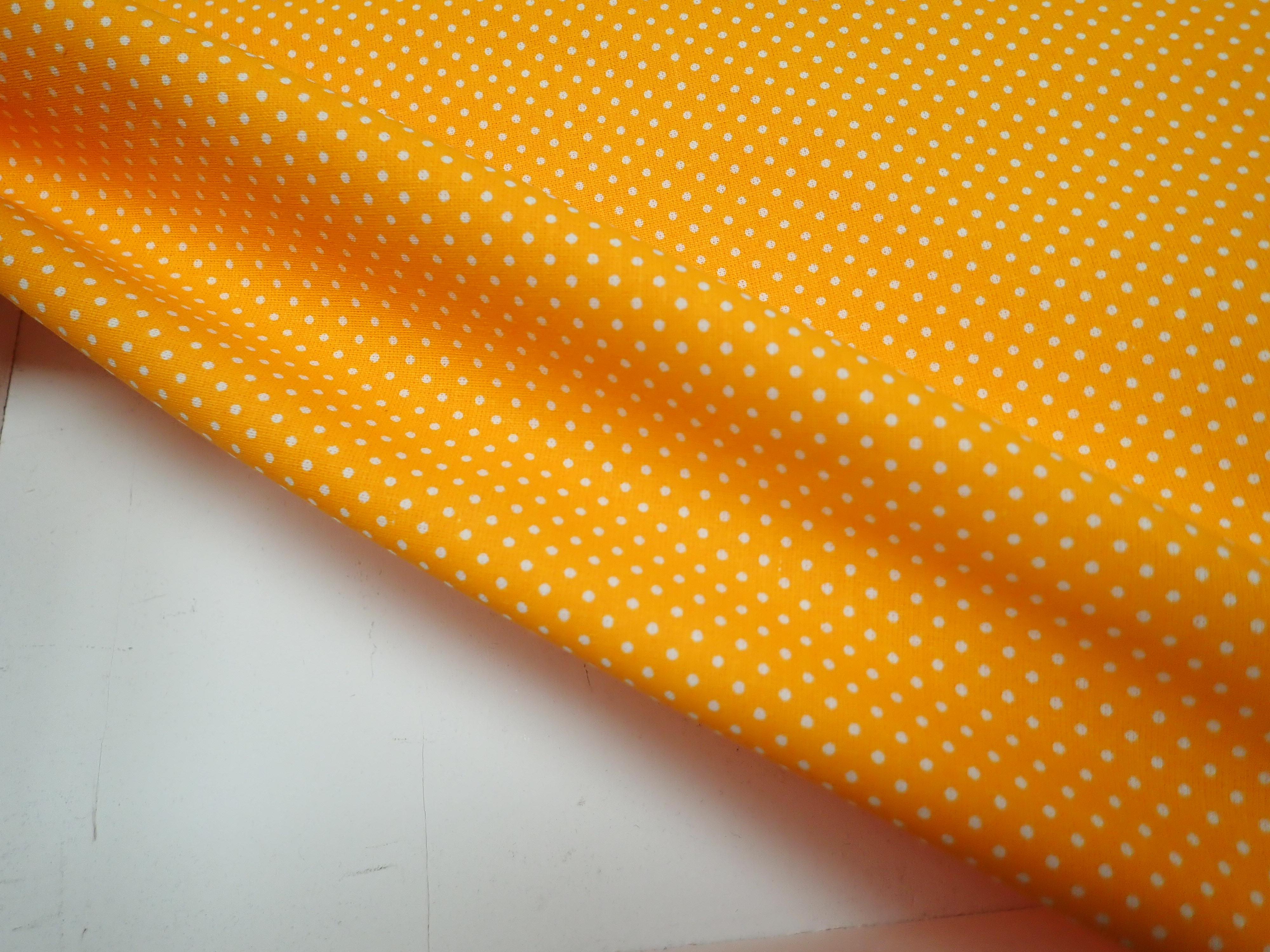 LÁTKA - SYTĚ ŽLUTÝ PUNTÍK