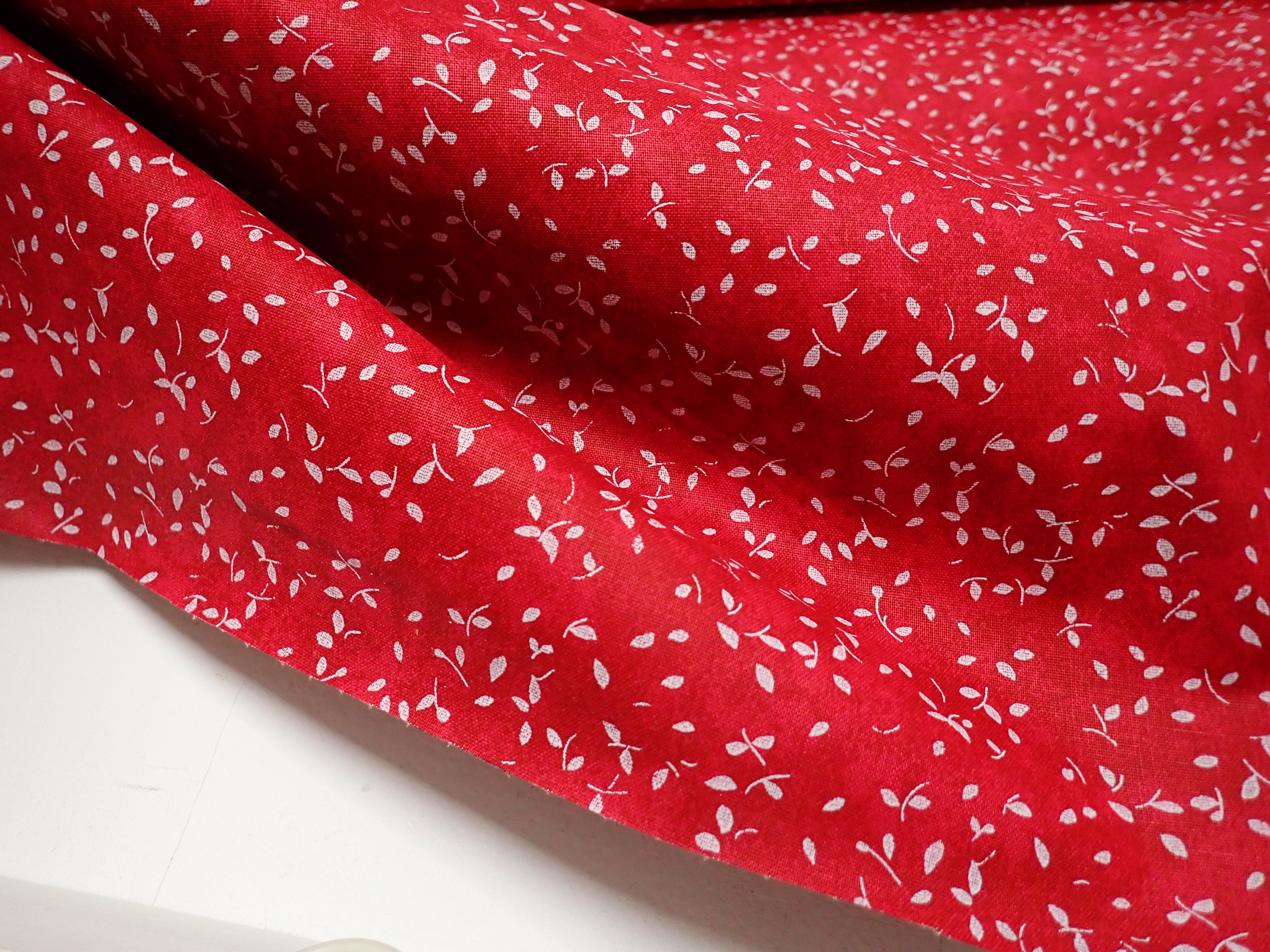 LÁTKA - BORDO MRAMOR S BÍLÝMI LÍSTEČKY