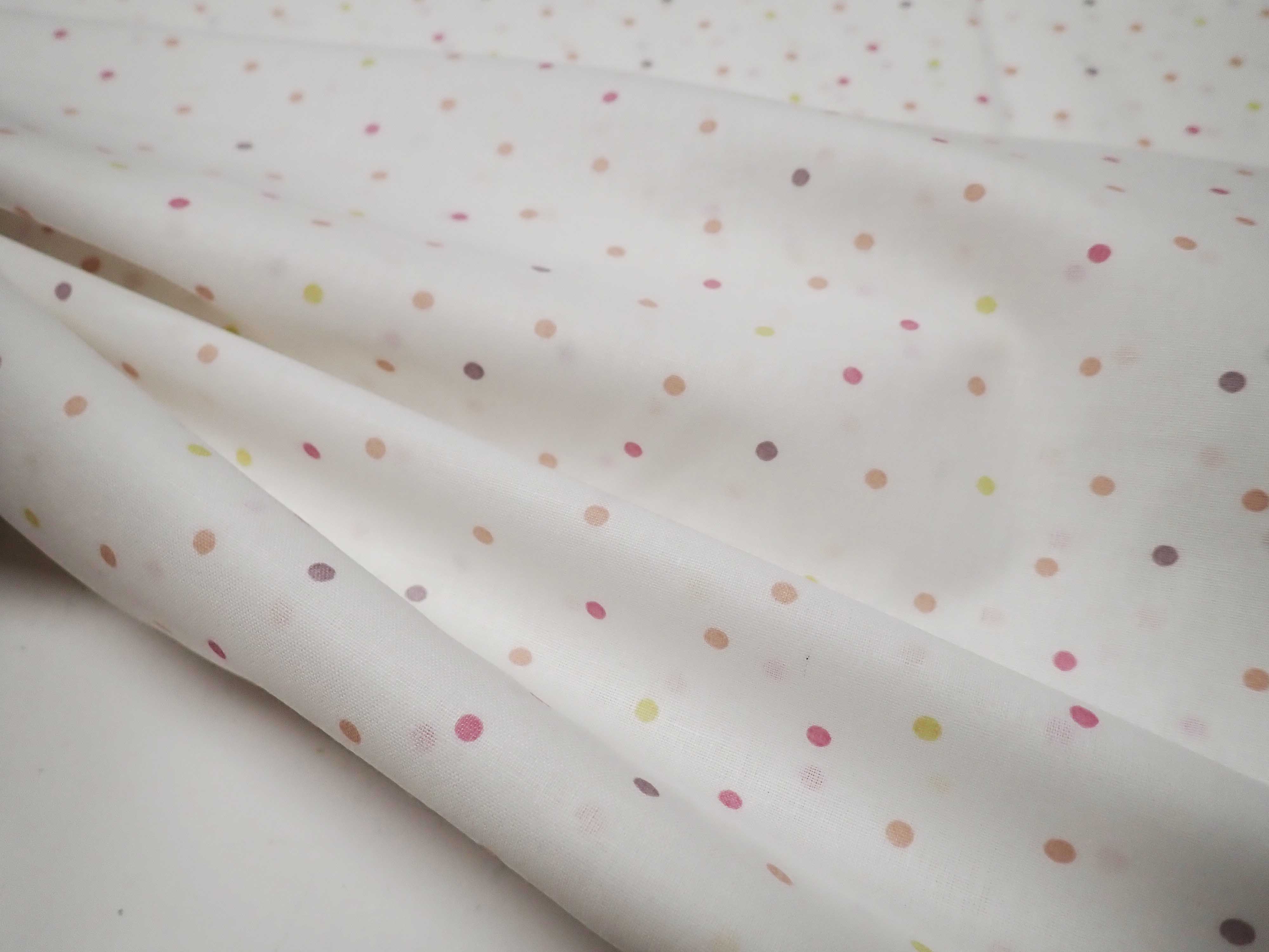 LÁTKA - PASTELOVÉ PUNTÍKY