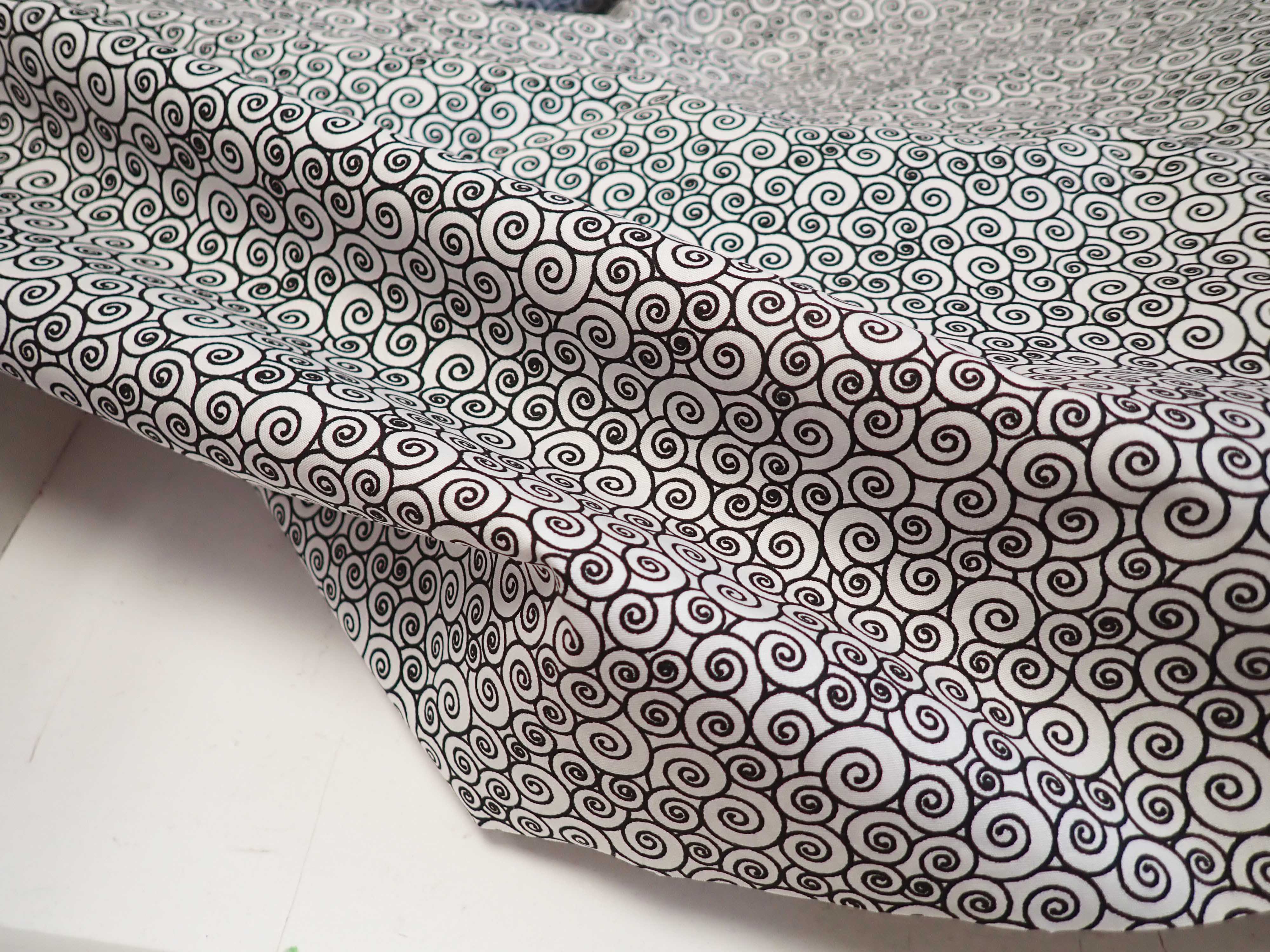 LÁTKA - BÍLÁ + ČERNÉ ORNAMENTY