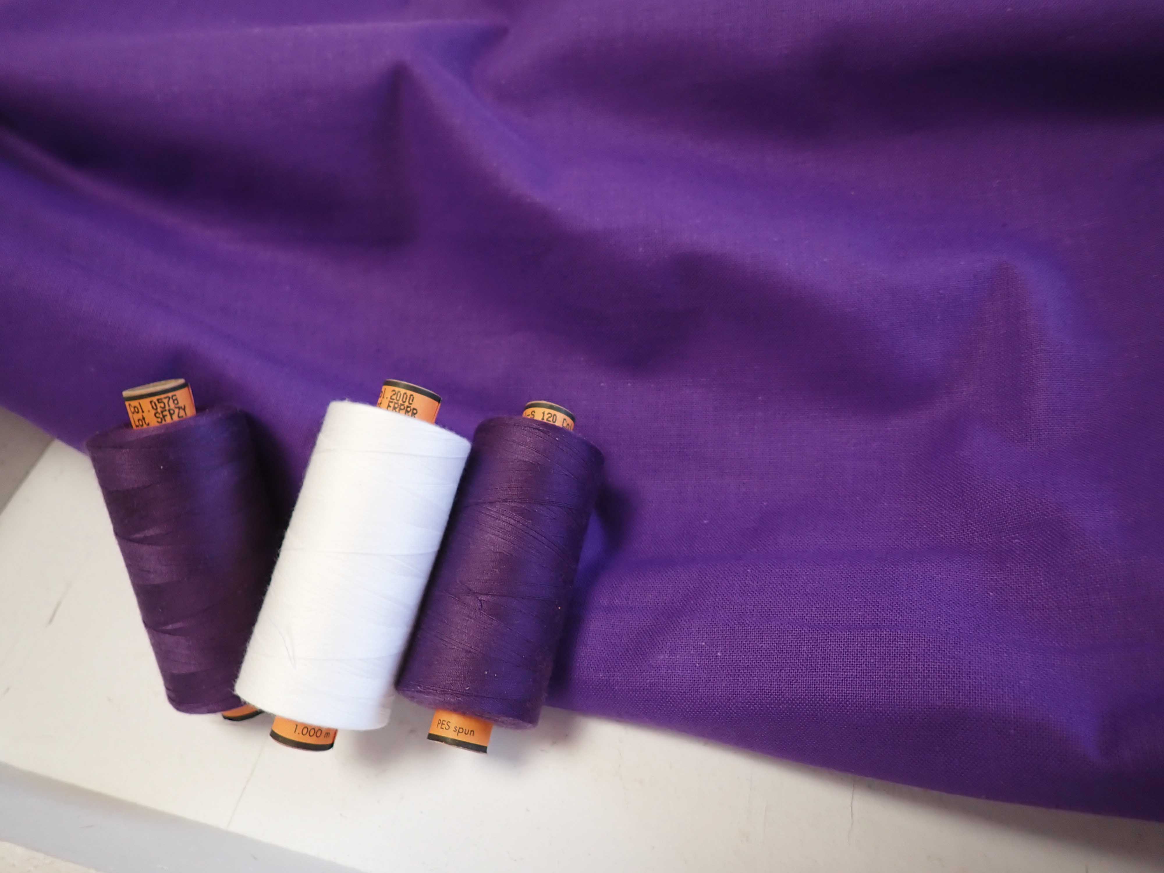 LÁTKA - JEDNOBAREVNÁ - BAVLNA - TMAVĚ FIALOVÁ