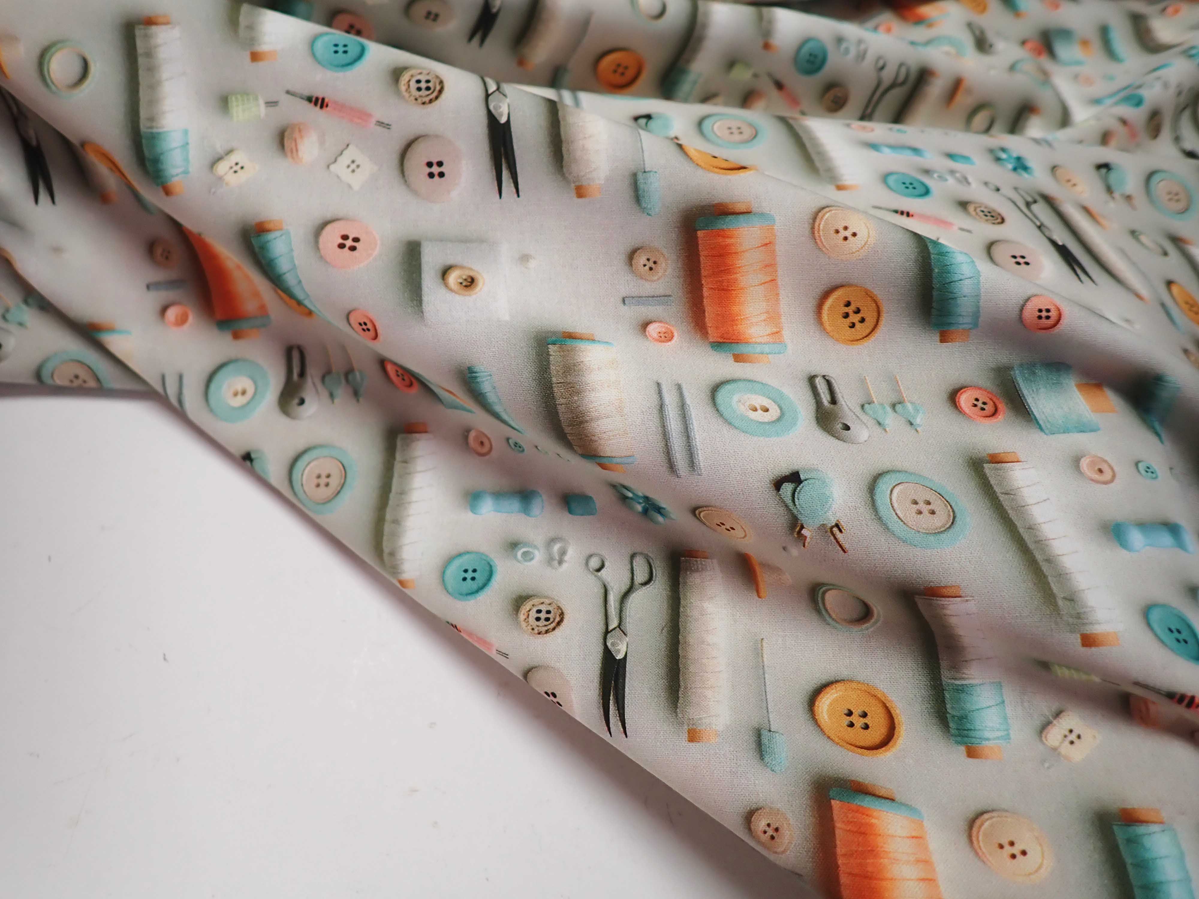 LÁTKA - POPELÍN - ŠITÍ - NITĚ + KNOFLÍKY 