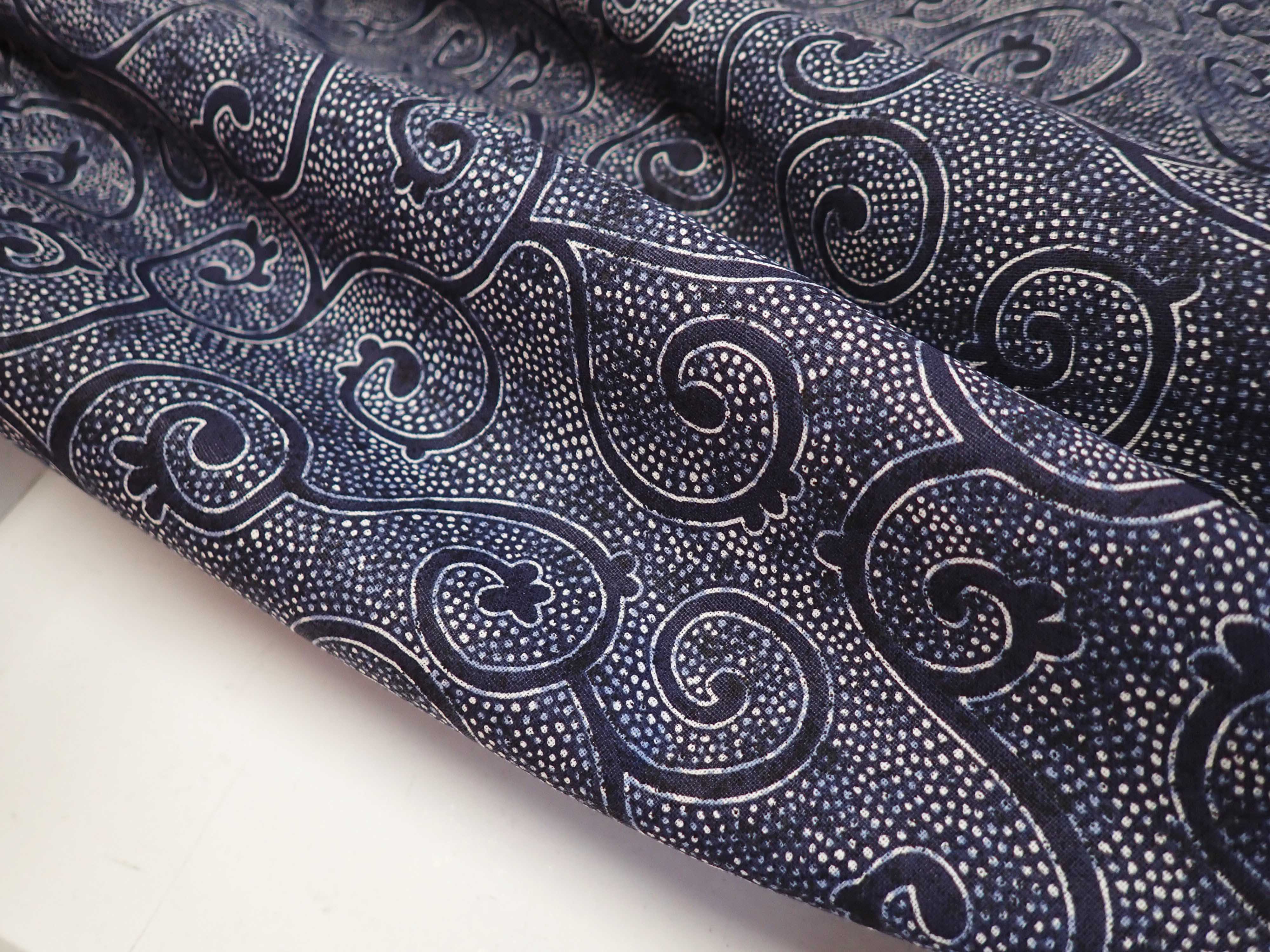 LÁTKA - ORNAMENTY - TEMNĚ MODRÁ