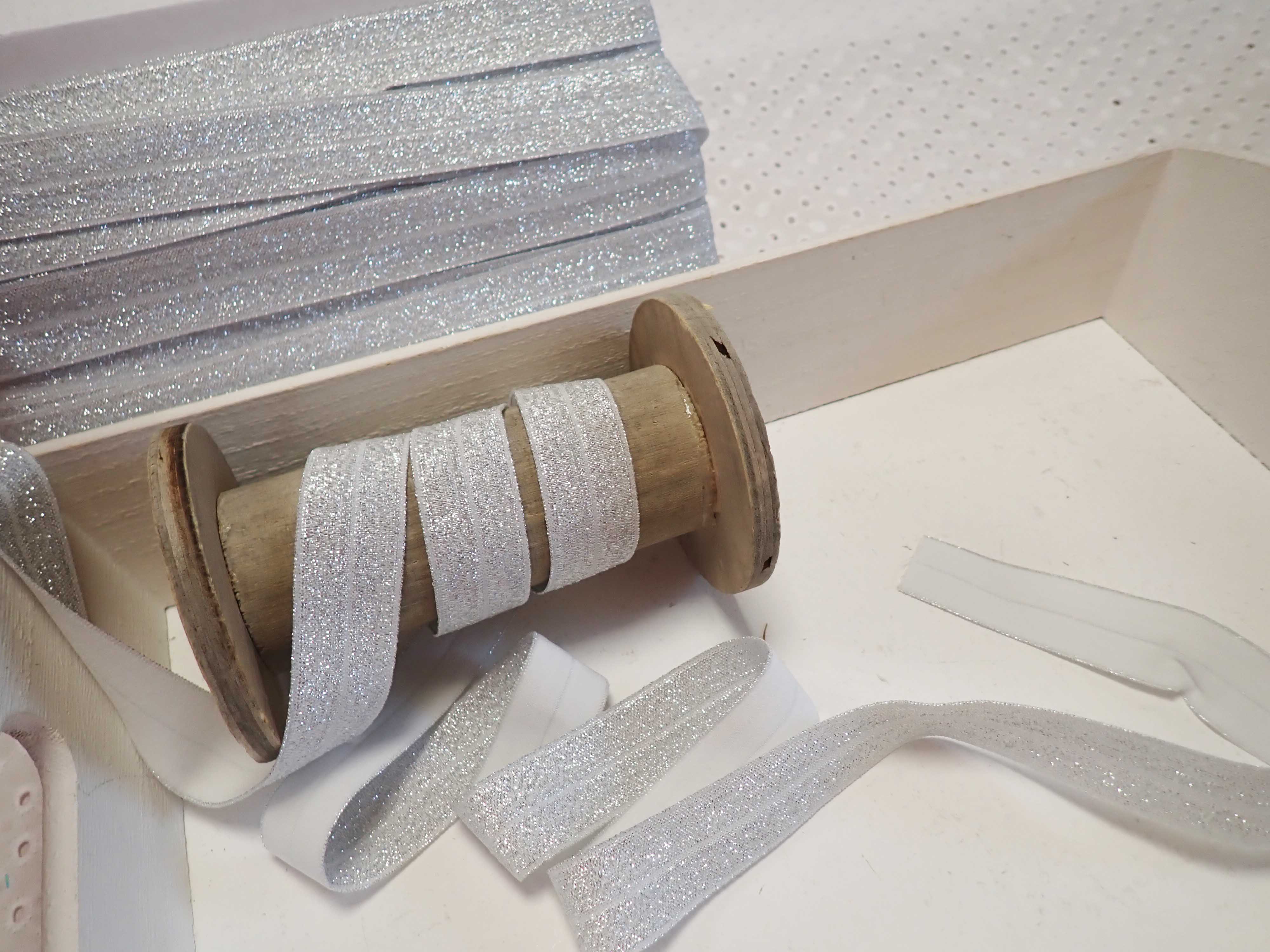 ELASTICKÝ ŠIKMÝ PROUŽEK S GLITRY - BÍLÁ + STŘÍBRNÁ