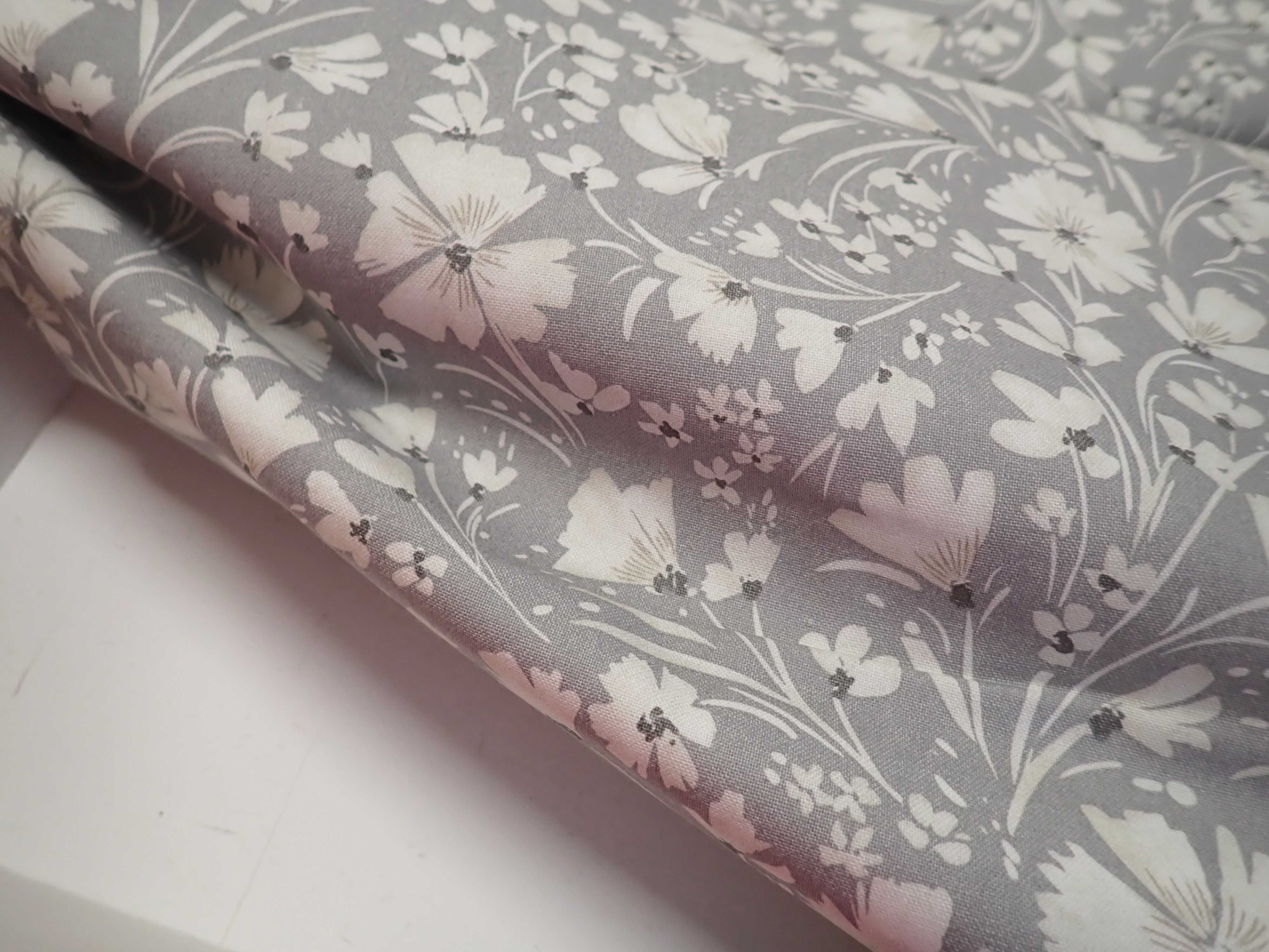 LÁTKA - ŠEDÁ + BÍLÉ KYTIČKY