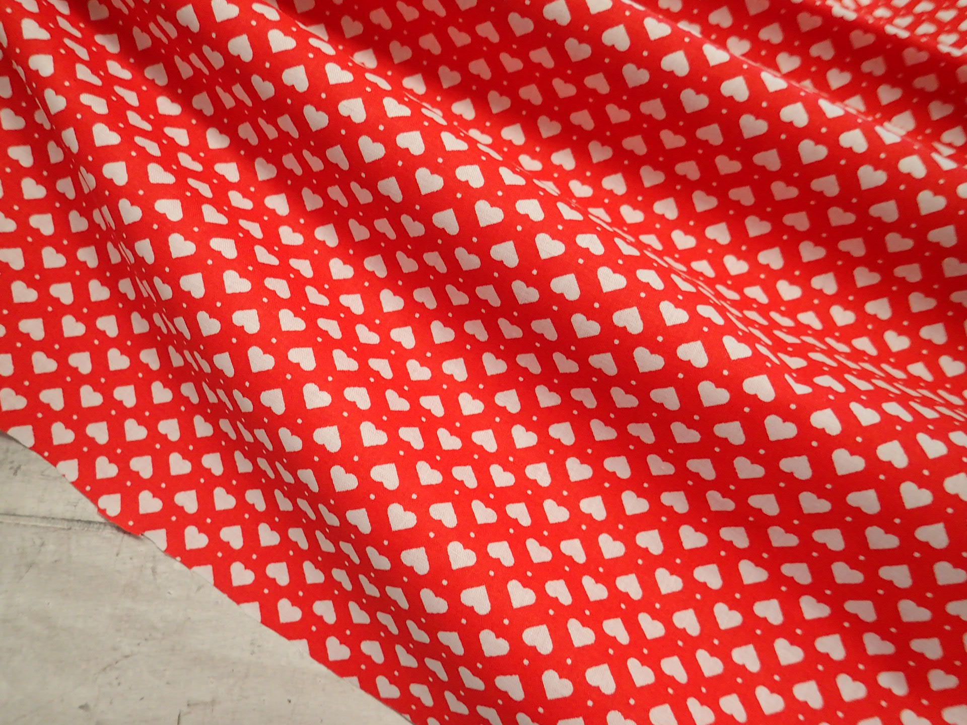 LÁTKA - ČERVENÁ + SRDÍČKA