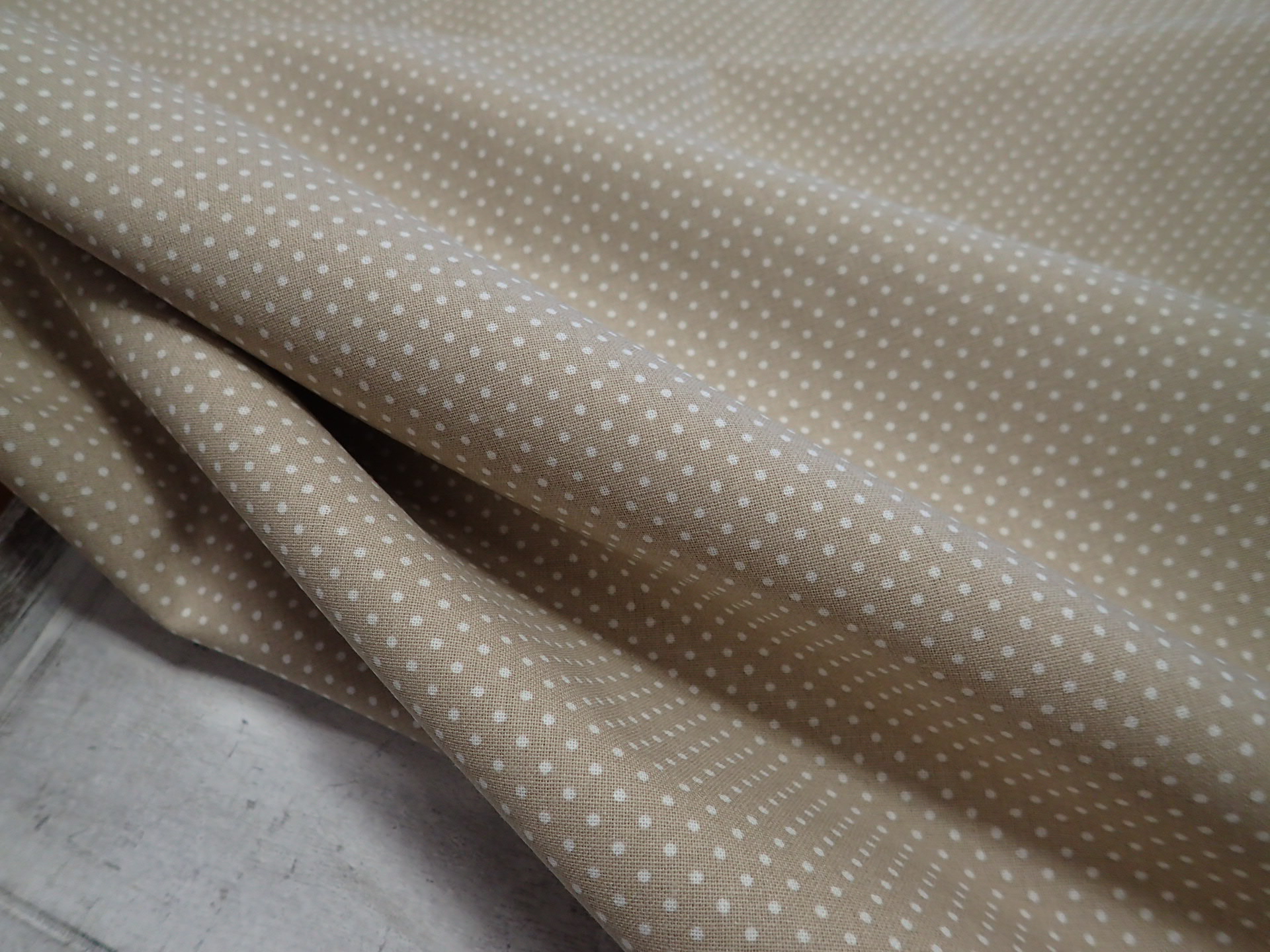 LÁTKA - BÉŽOVÝ PUNTÍK