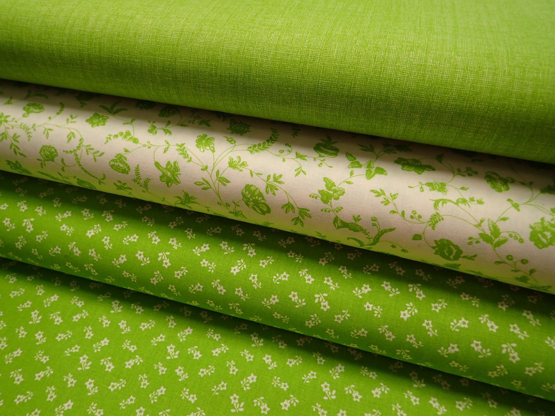 LÁTKA - TRÁVOVĚ ZELENÁ + BÍLÉ KYTIČKY