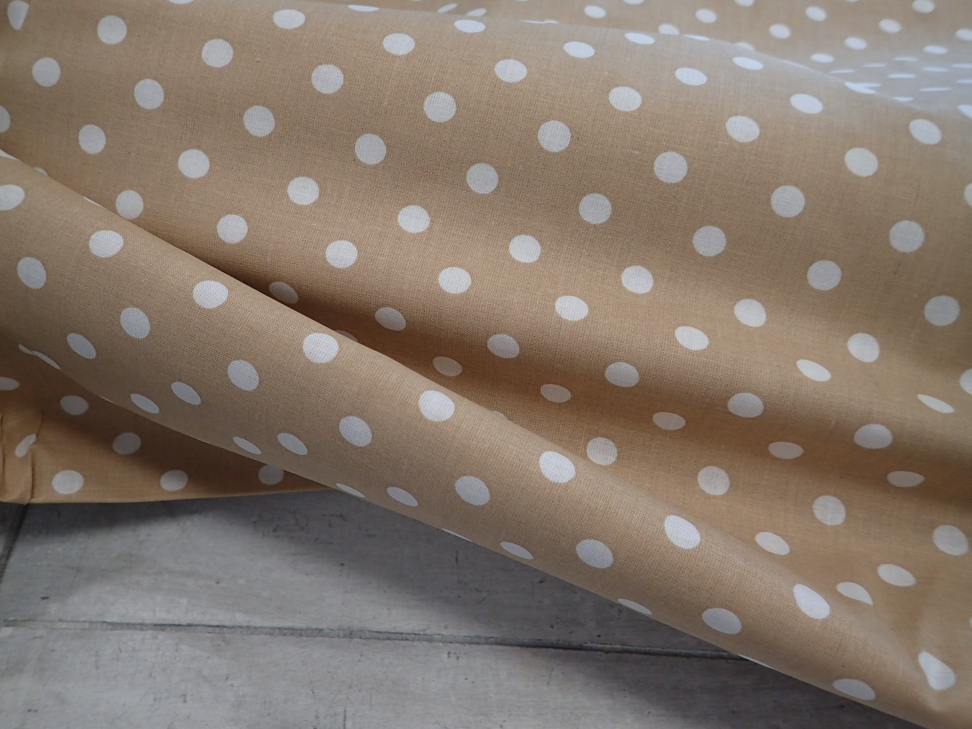 LÁTKA - BÉŽOVÝ PUNTÍK