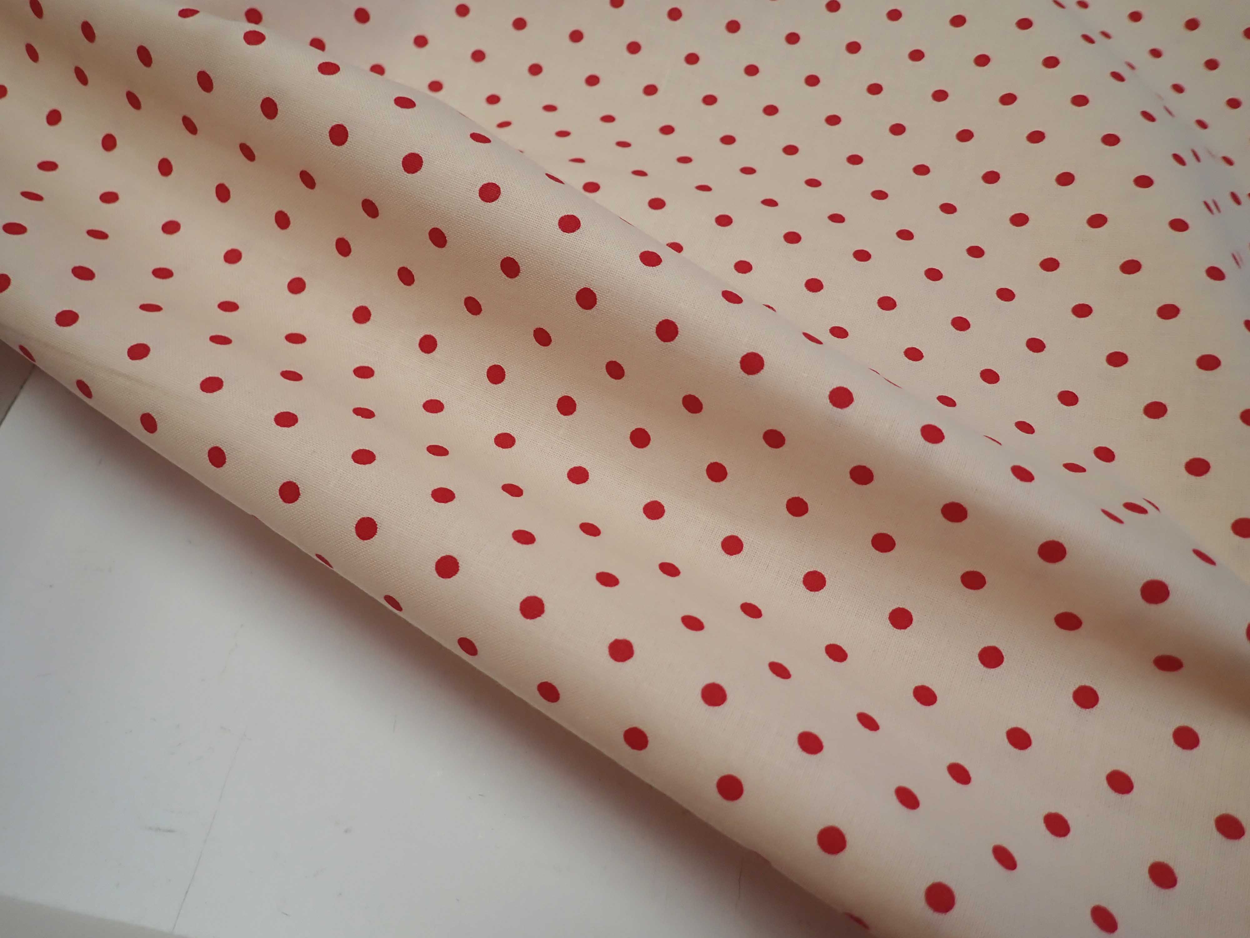 LÁTKA - SMETANOVÁ + ČERVENÝ PUNTÍK