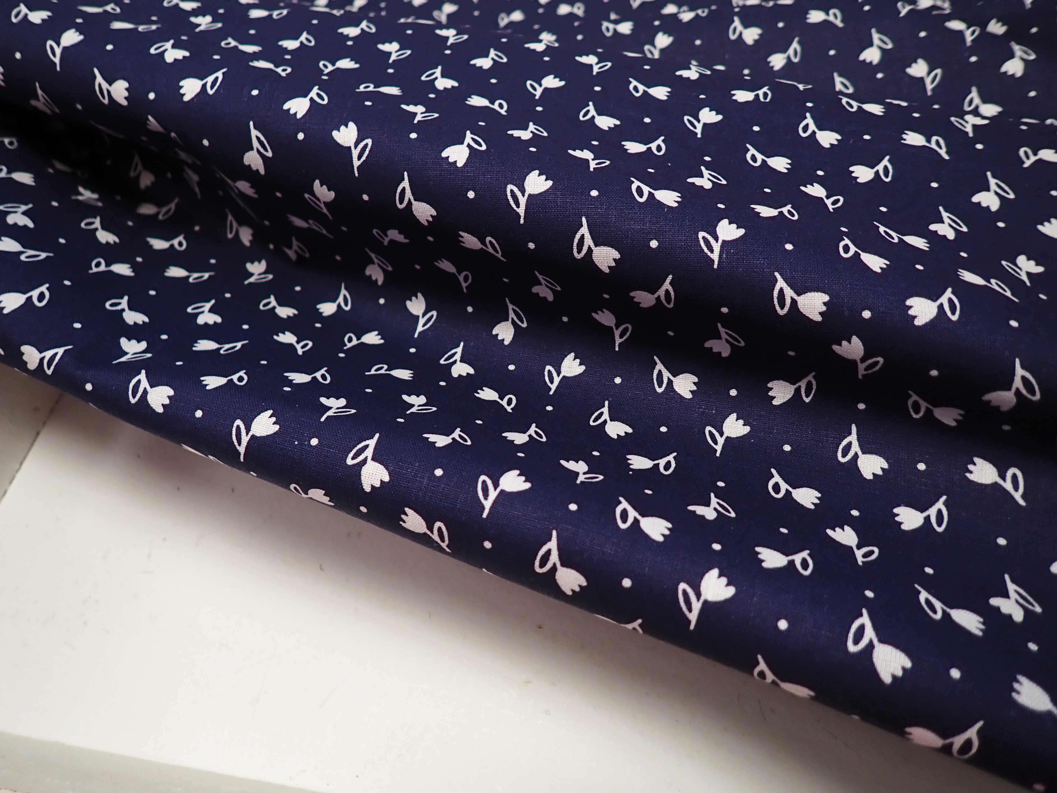 LÁTKA - TMAVĚ MODRÁ + BÍLÉ TULIPÁNKY