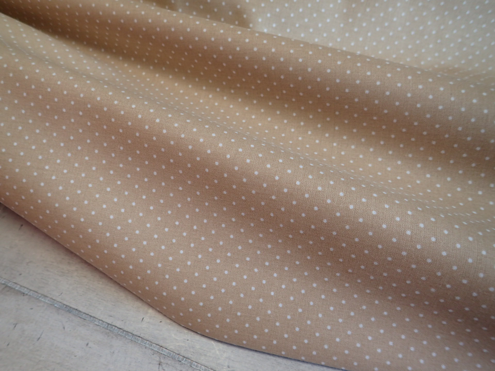 LÁTKA - BÉŽOVÝ PUNTÍK