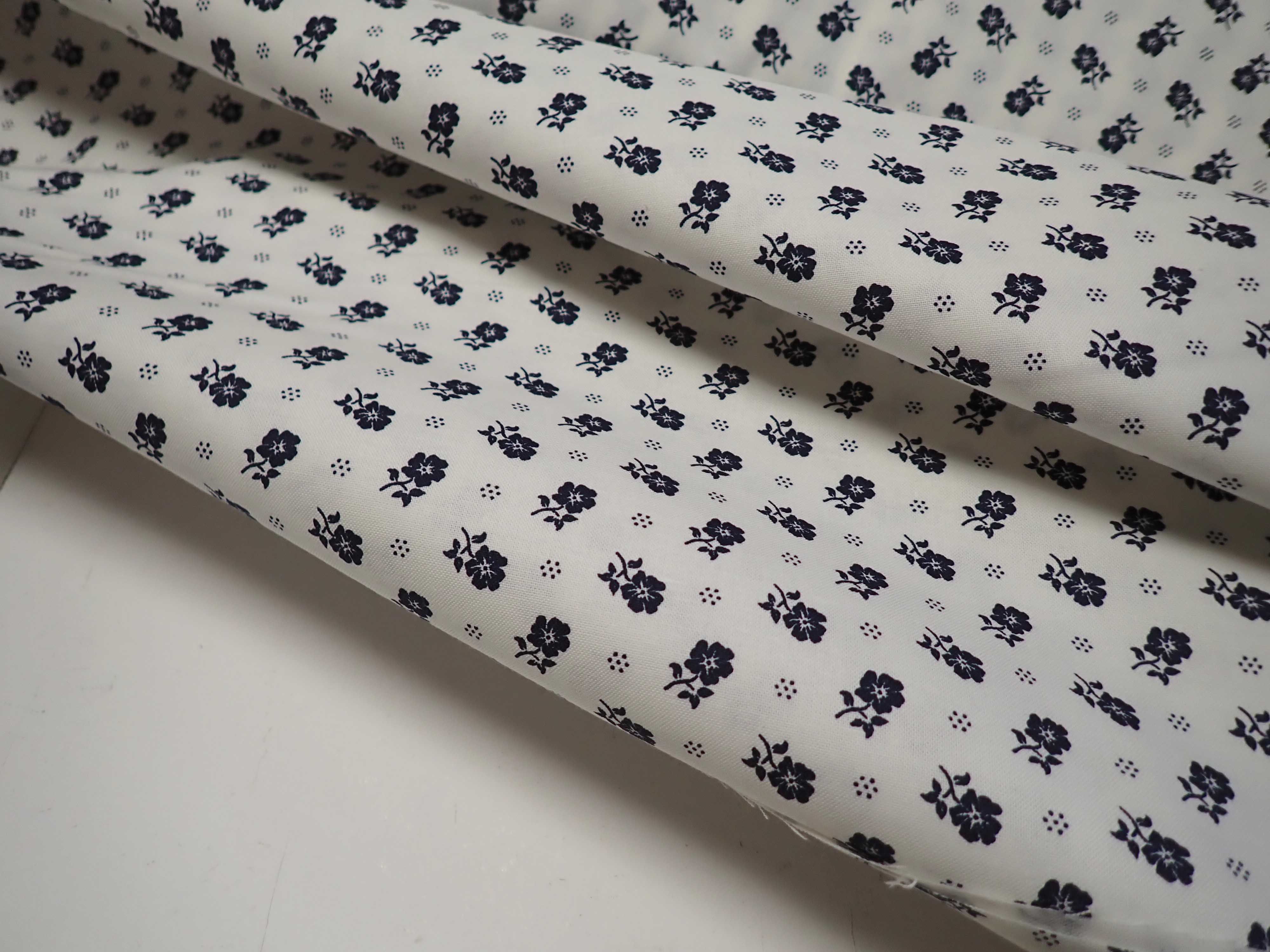 LÁTKA - BÍLÁ + MODRÉ KYTIČKY