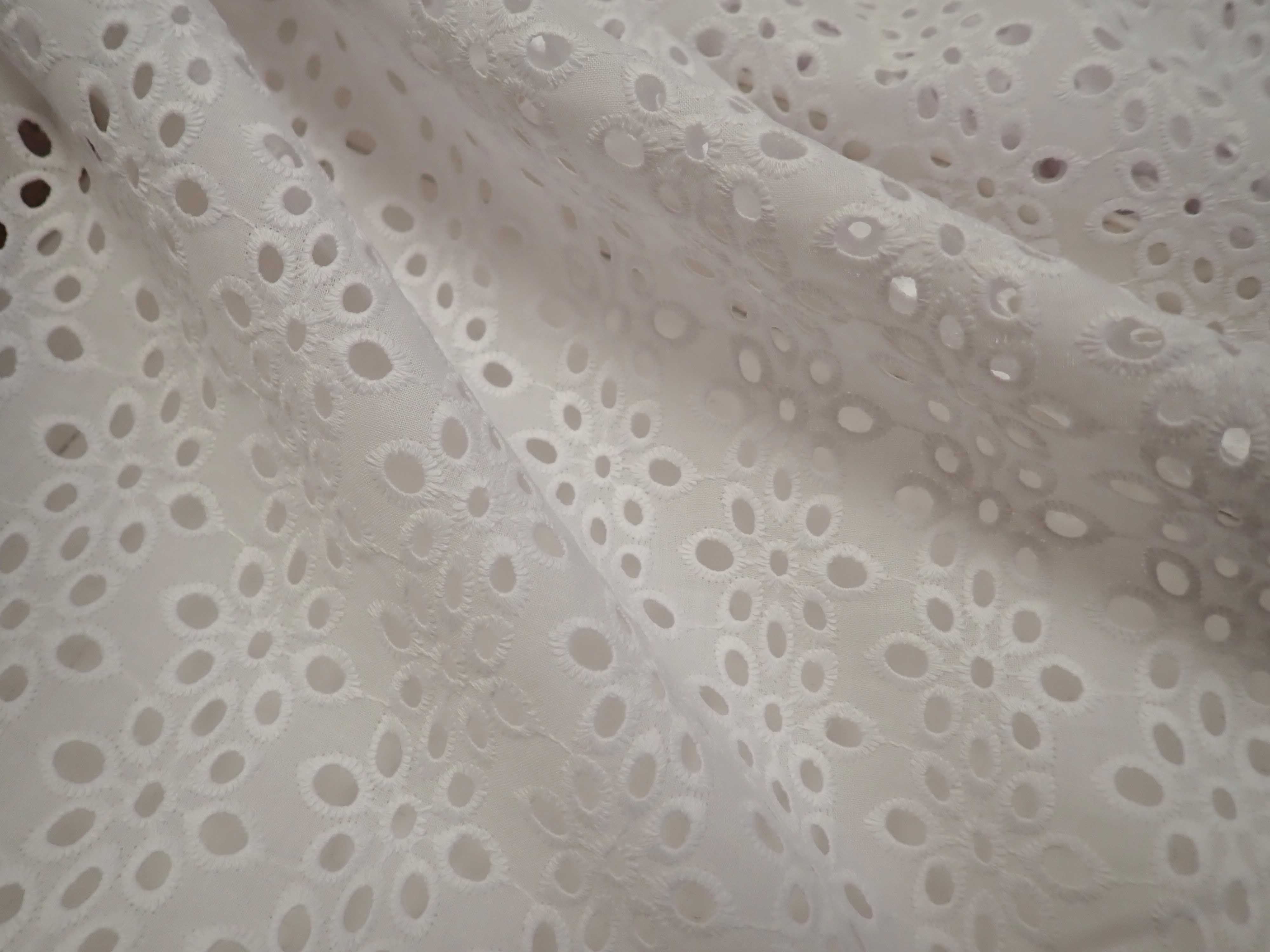 LÁTKA - VYŠÍVANÁ MADEIRA - KYTIČKY