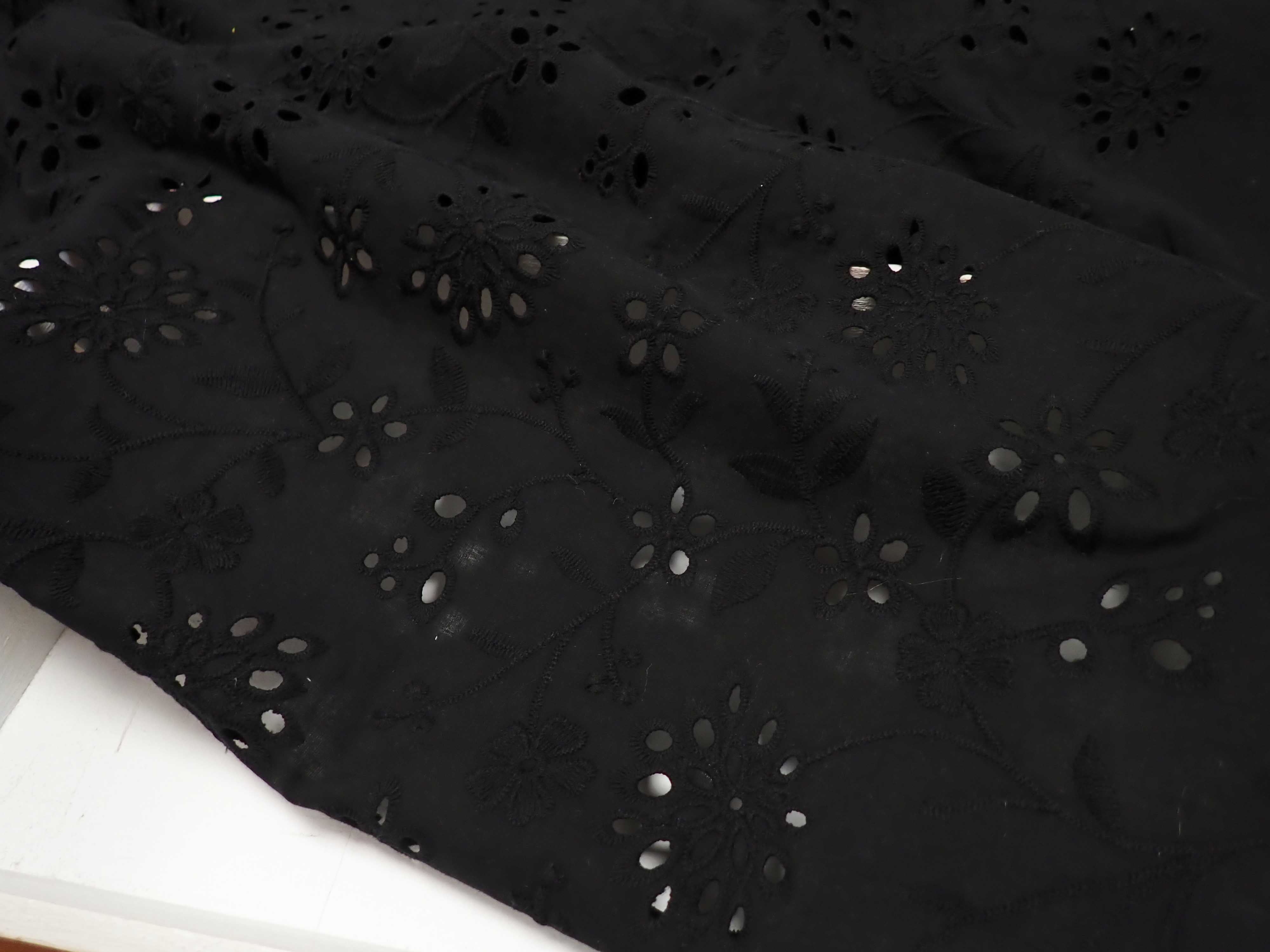 LÁTKA - VYŠÍVANÁ MADEIRA - ČERNÁ