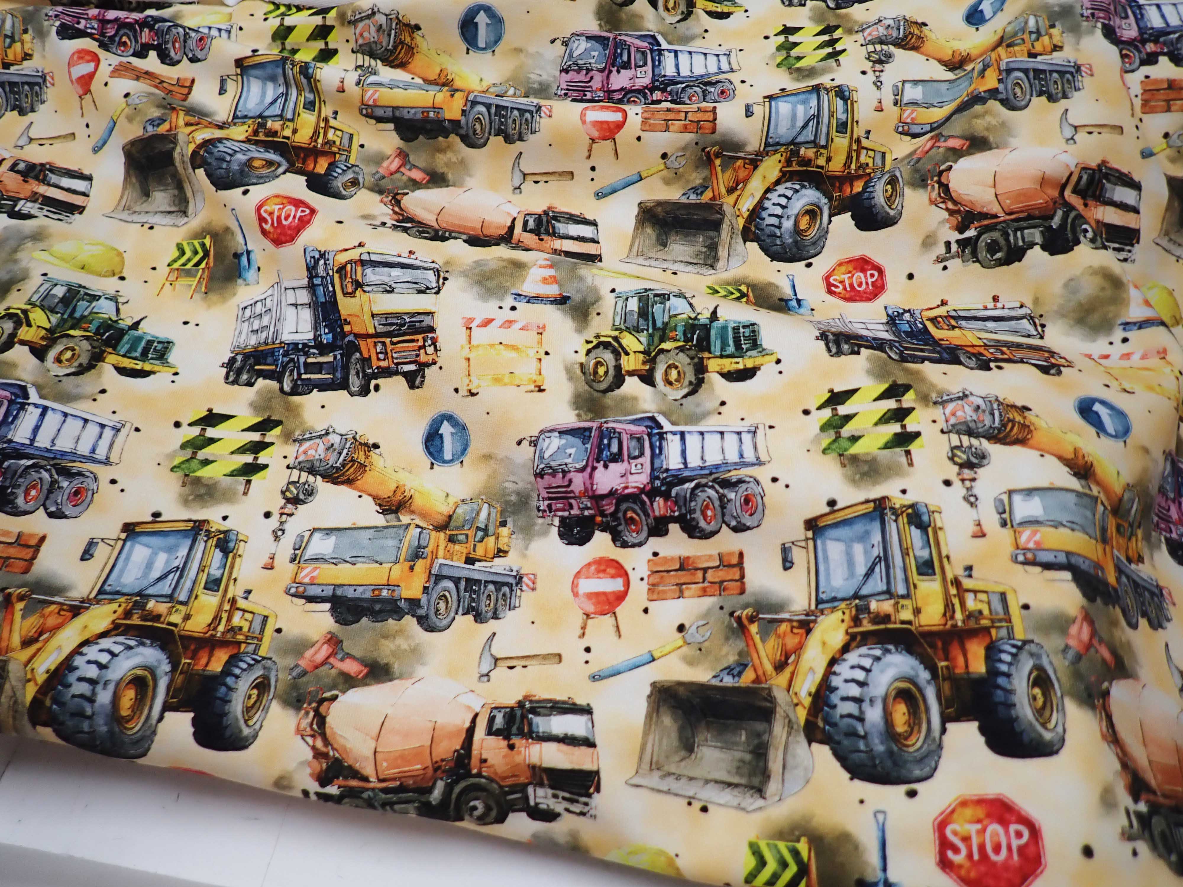 LÁTKA - TEPLÁKOVINA - FOTOTISK - STAVEBNÍ STROJE - BAGR + NÁKLAĎÁK