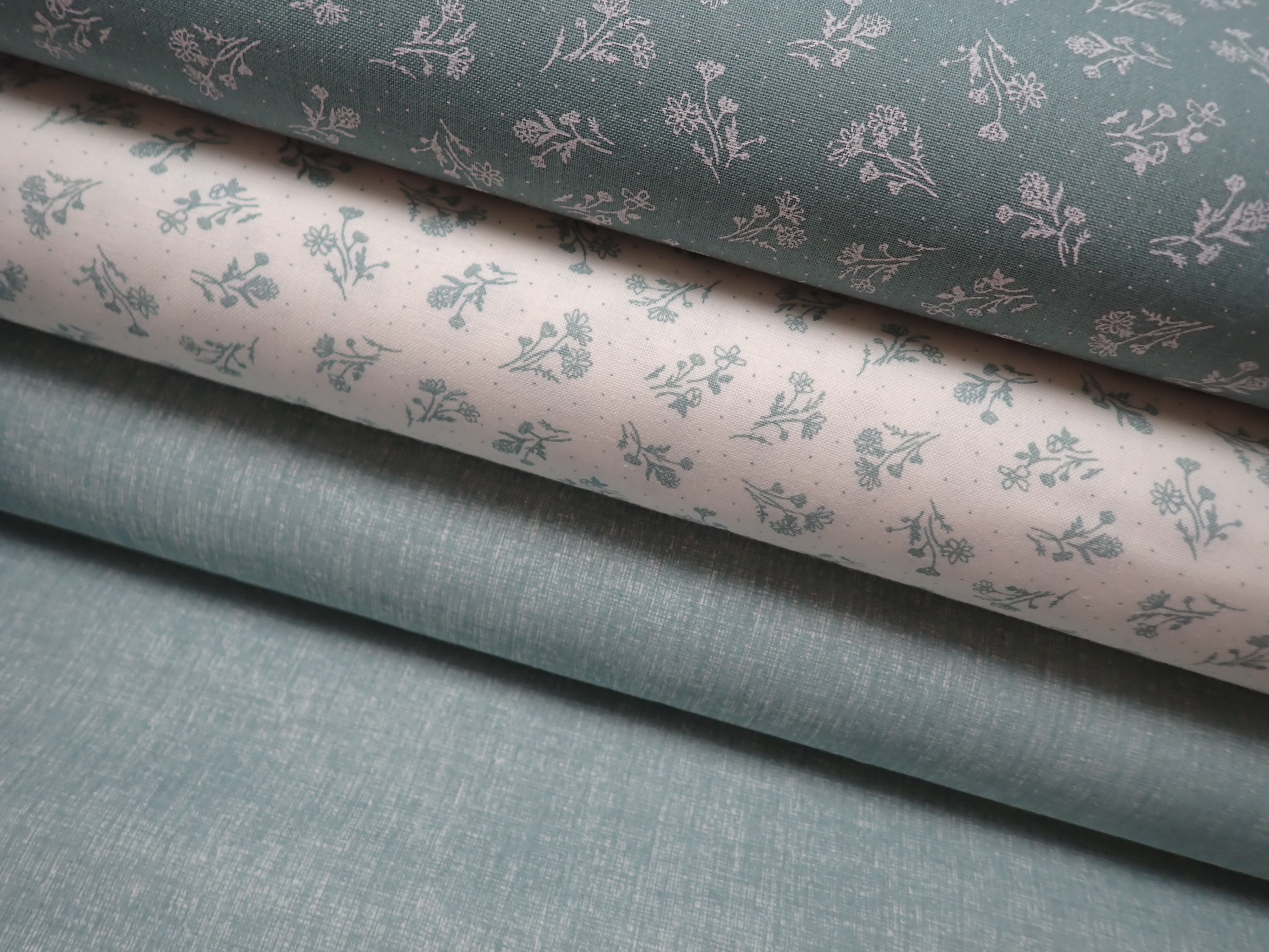 LÁTKA - ZELENOOCELOVÁ + BÍLÉ KYTIČKY