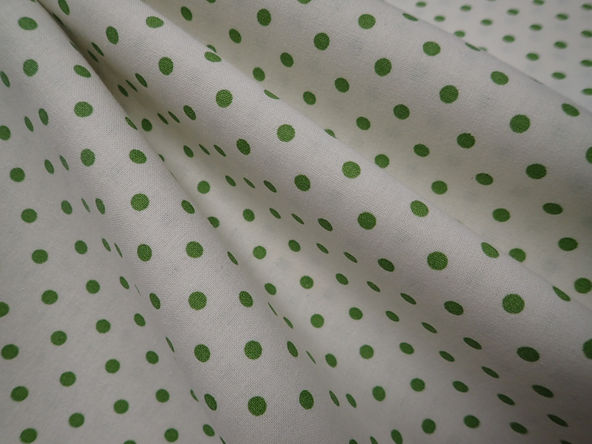 LÁTKA -  BÍLÁ + LAHVOVĚ ZELENÉ  PUNTÍKY