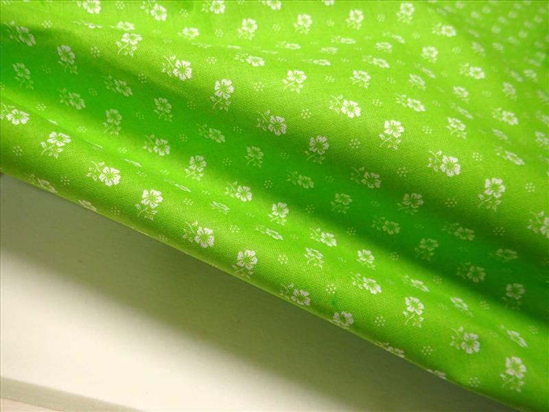 LÁTKA - JARNÍ ZELENÁ + BÍLÉ KYTIČKY