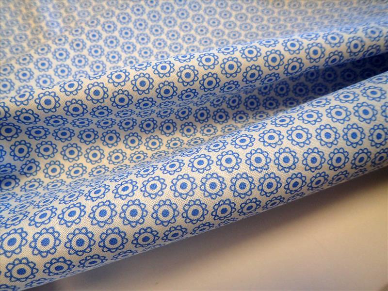 LÁTKA - BÍLÁ + MODRÉ KYTIČKY