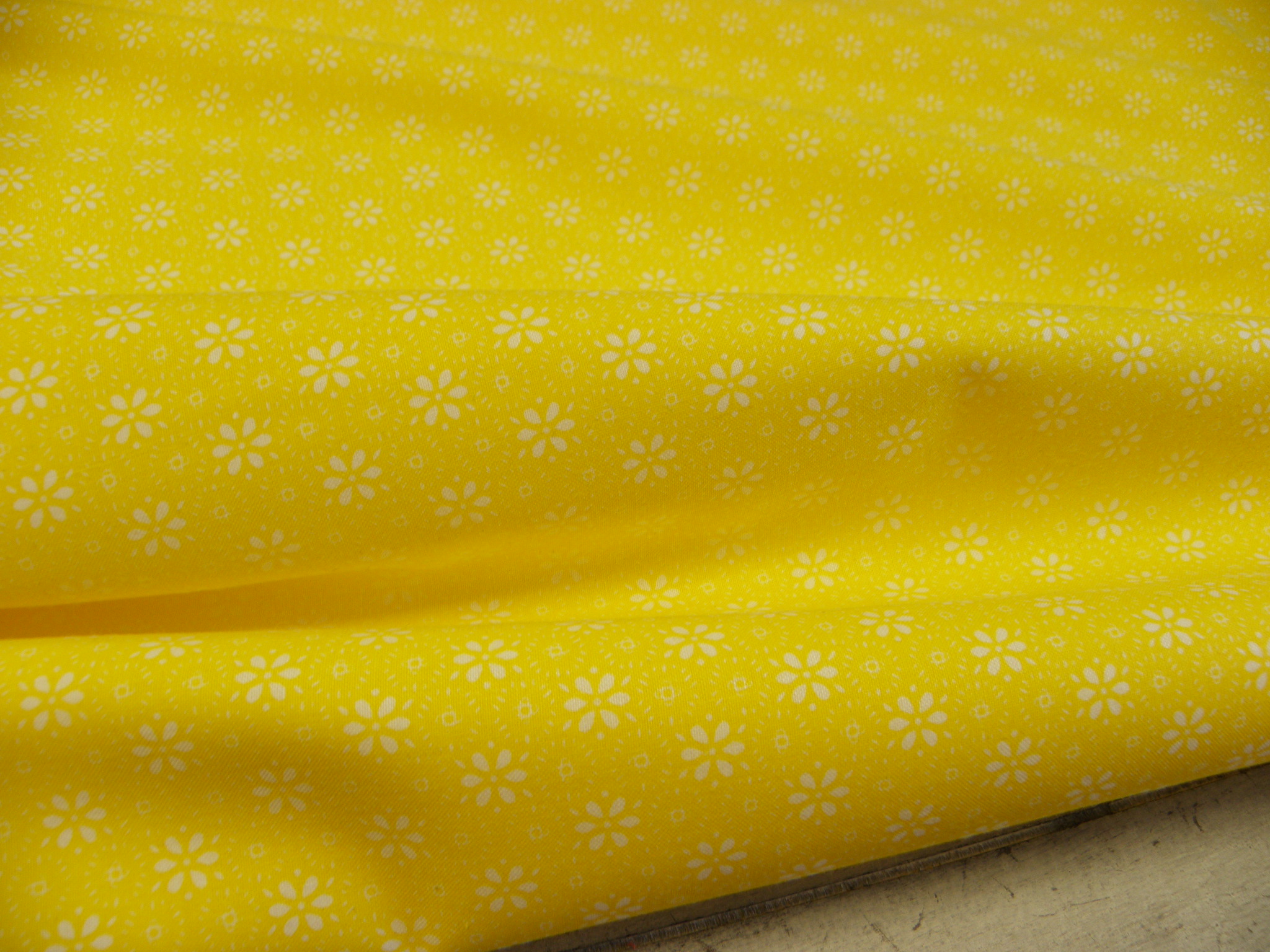 LÁTKA - ŽLUTÁ + KYTIČKY