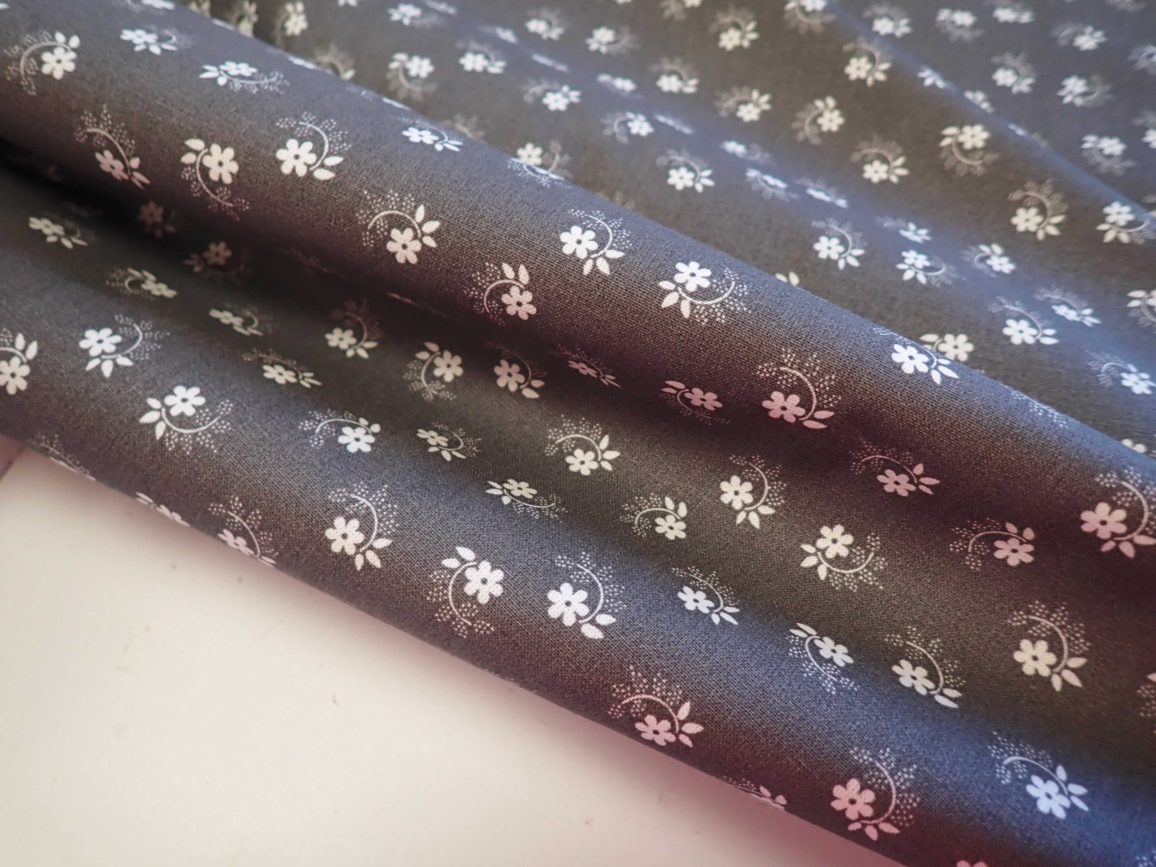 LÁTKA - ŠEDÁ + BÍLÉ KYTIČKY