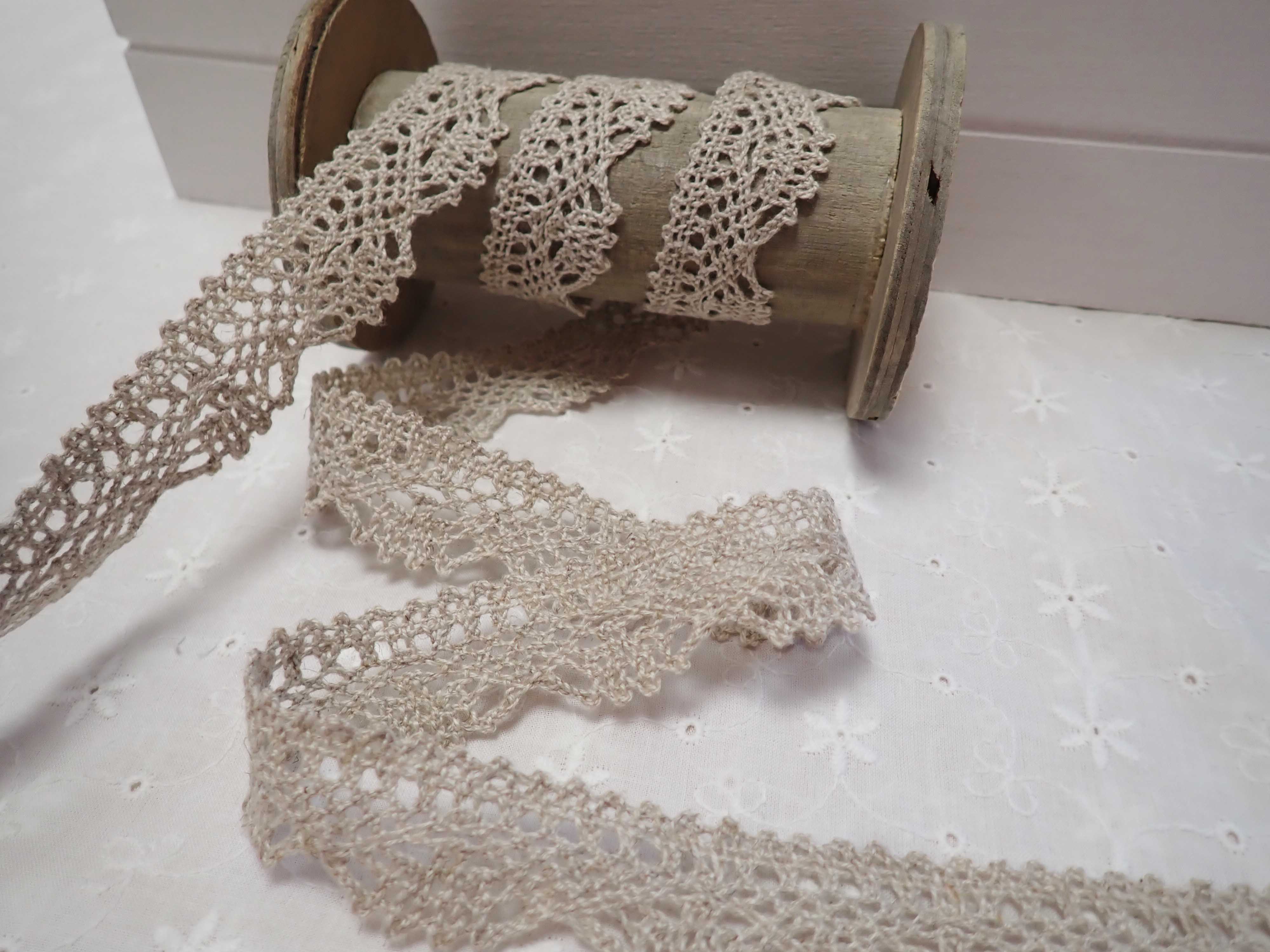 paličkovaná krajka - lněná barva