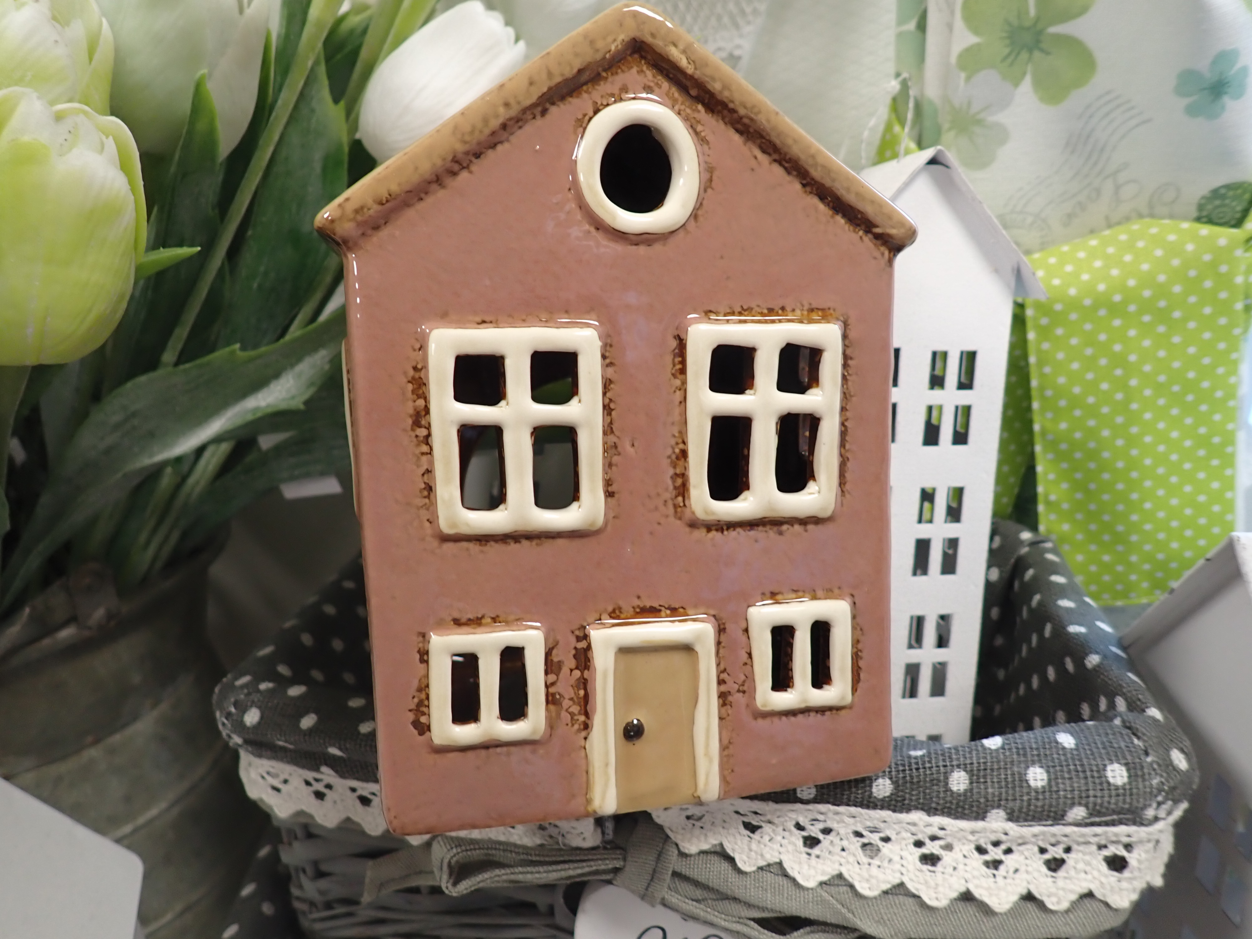 DEKORACE - KERAMICKÝ DOMEČEK - HNĚDÝ