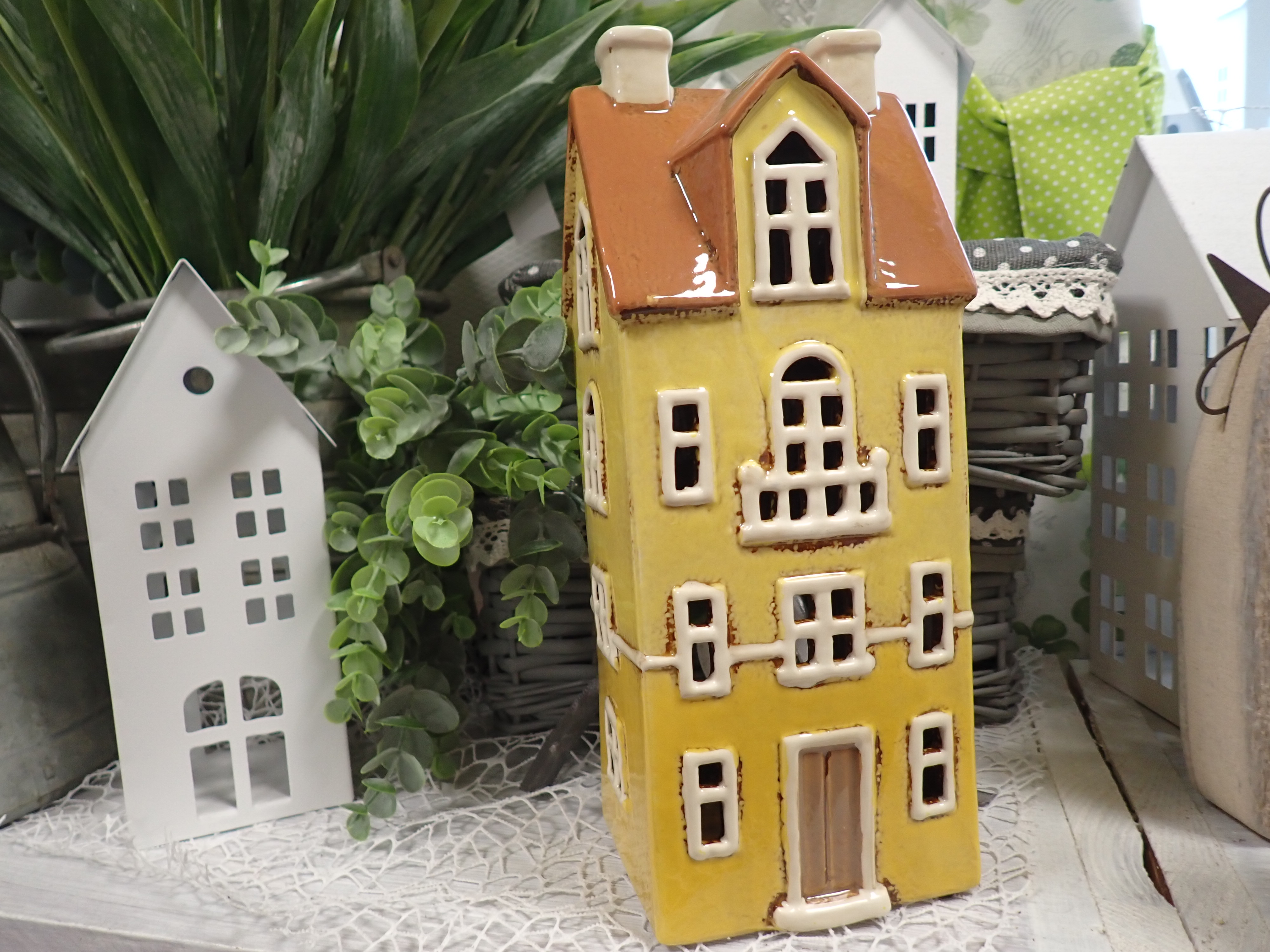 DEKORACE - KERAMICKÝ DOMEČEK - ŽLUTÝ