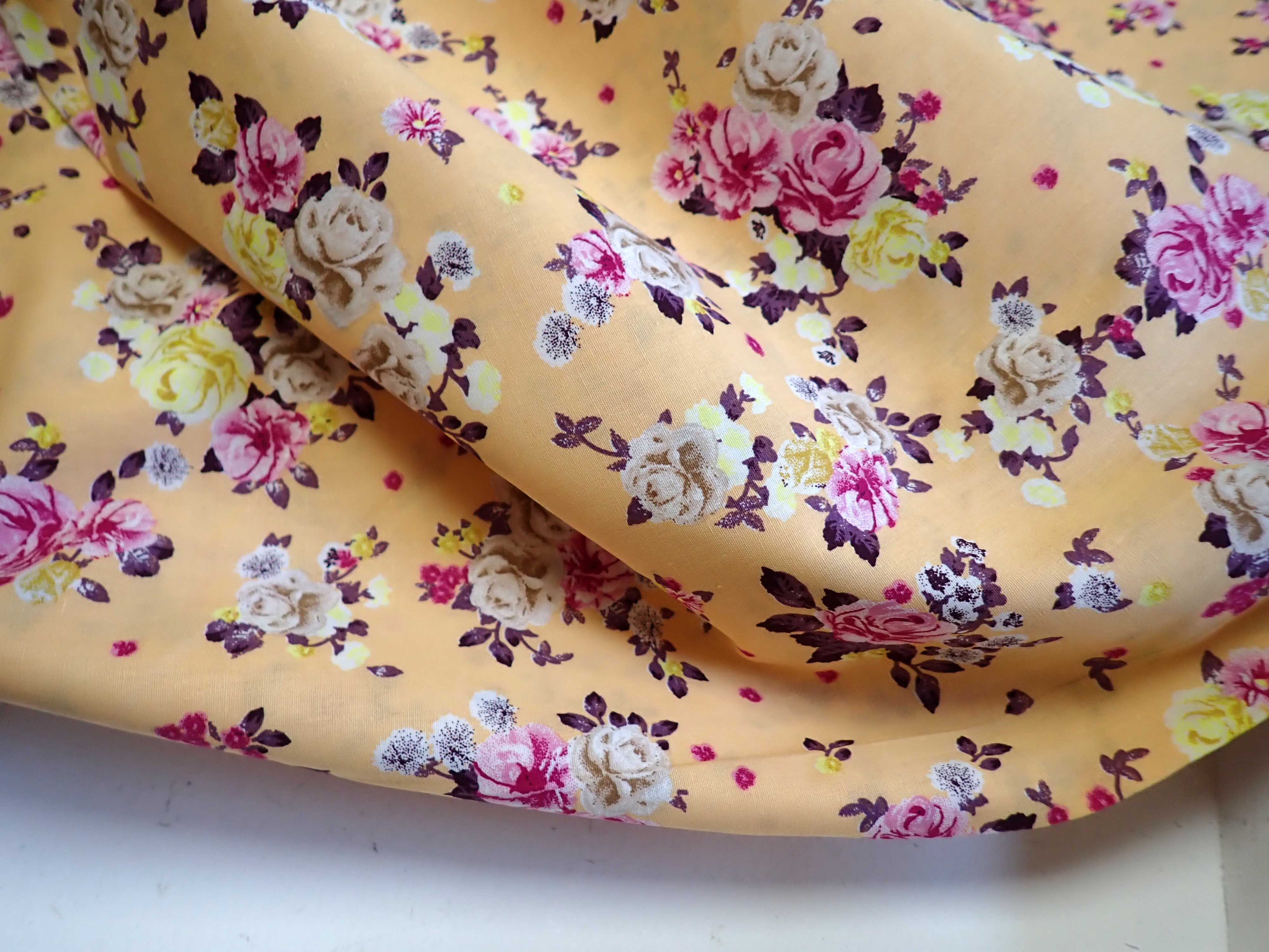 LÁTKA - POPELÍN - ŽLUTÁ + RŮŽIČKY