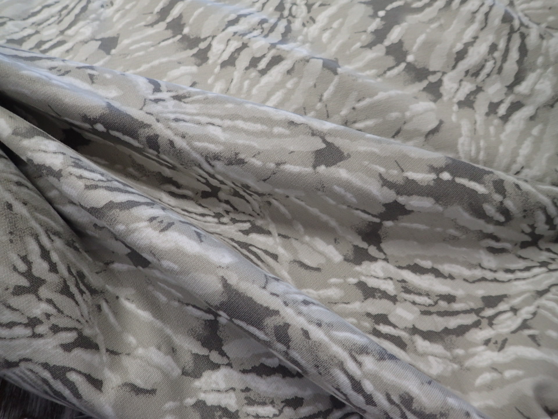 LÁTKA - TEPLÁKOVINA - ŠEDÁ