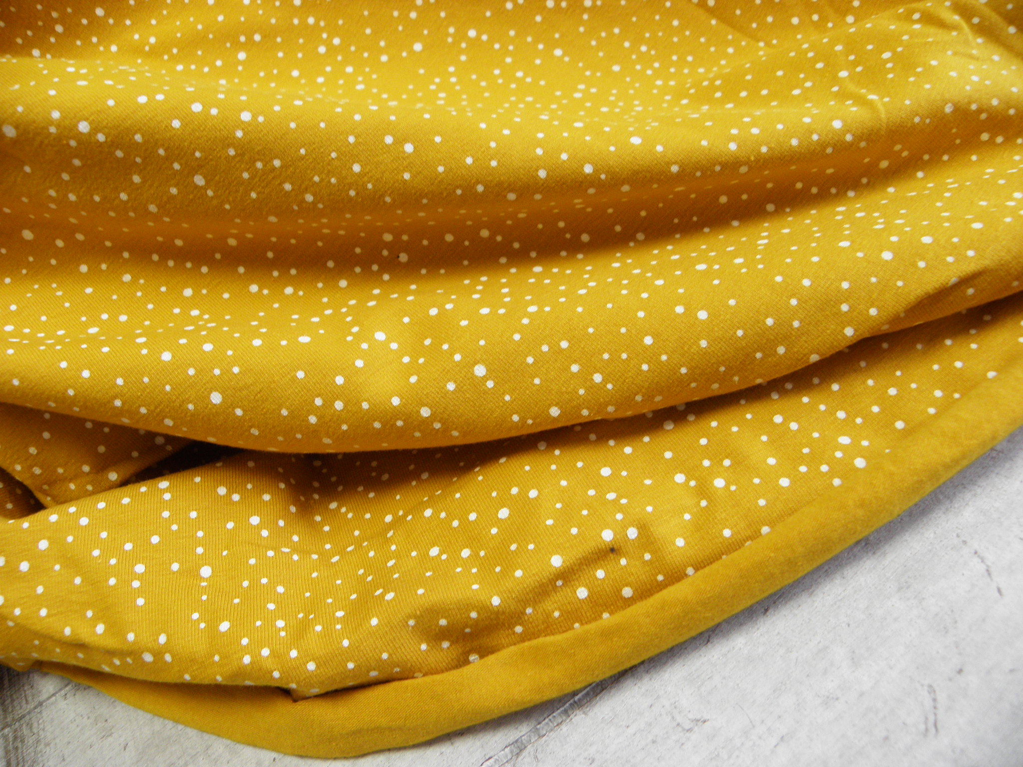 PLETENINA - JERSEY - HOŘČICOVÉ PUNTÍKY