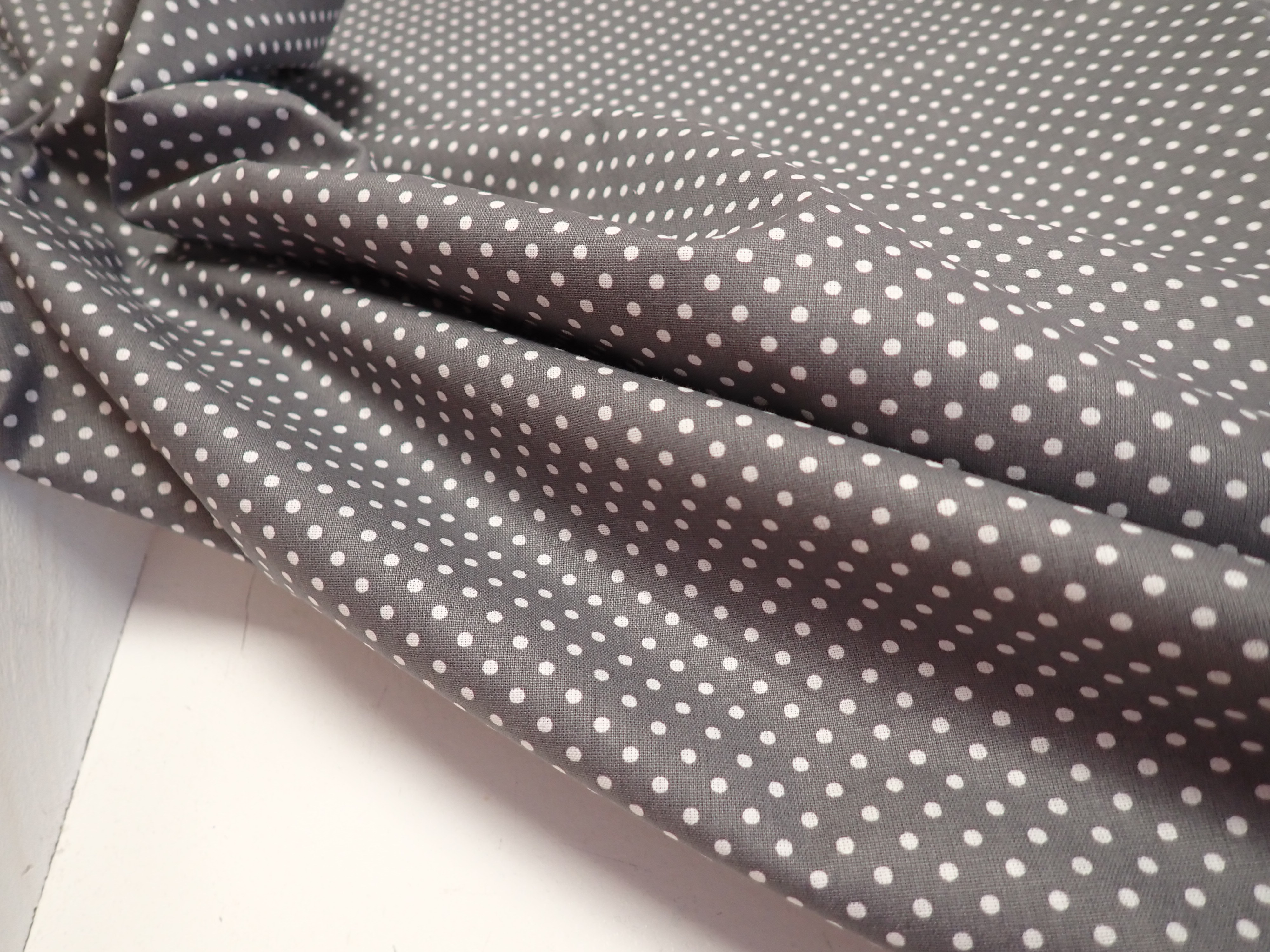 LÁTKA - ŠEDÝ PUNTÍK