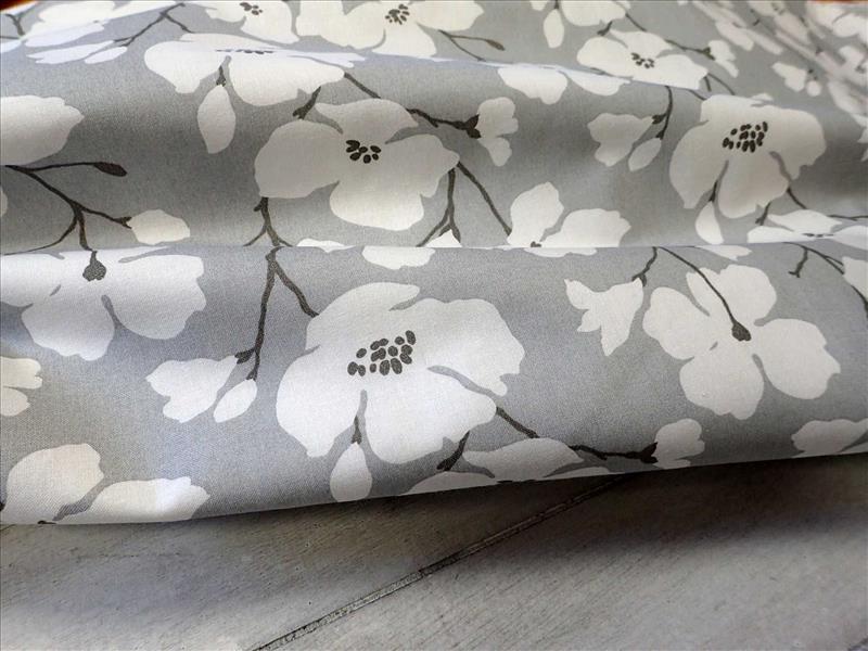 LÁTKA - ŠEDÁ + BÍLÉ KVĚTY