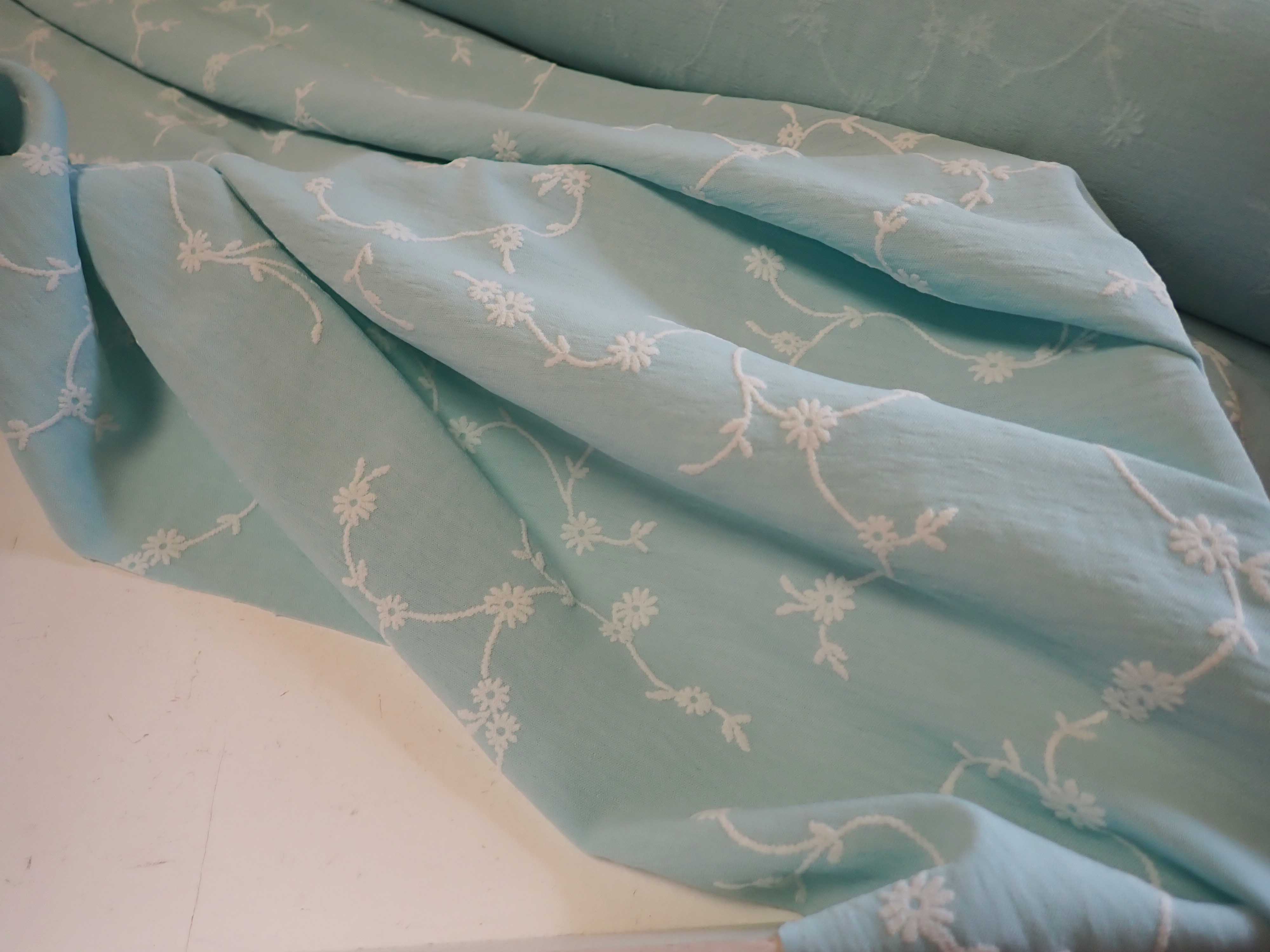 LÁTKA - MENTOLOVÁ + BÍLÉ  KYTIČKY