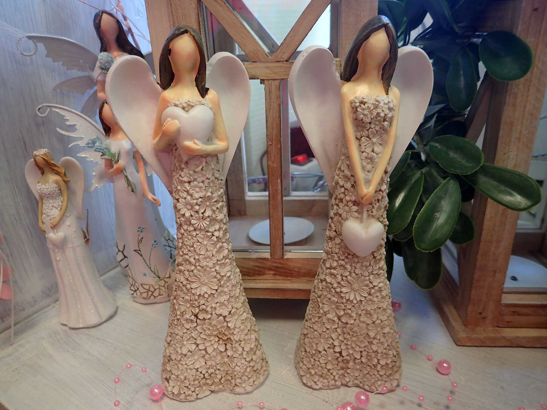 ANDĚL - ANDÍLEK - ŠATY S BÉŽOVÝMI KYTIČKAMI