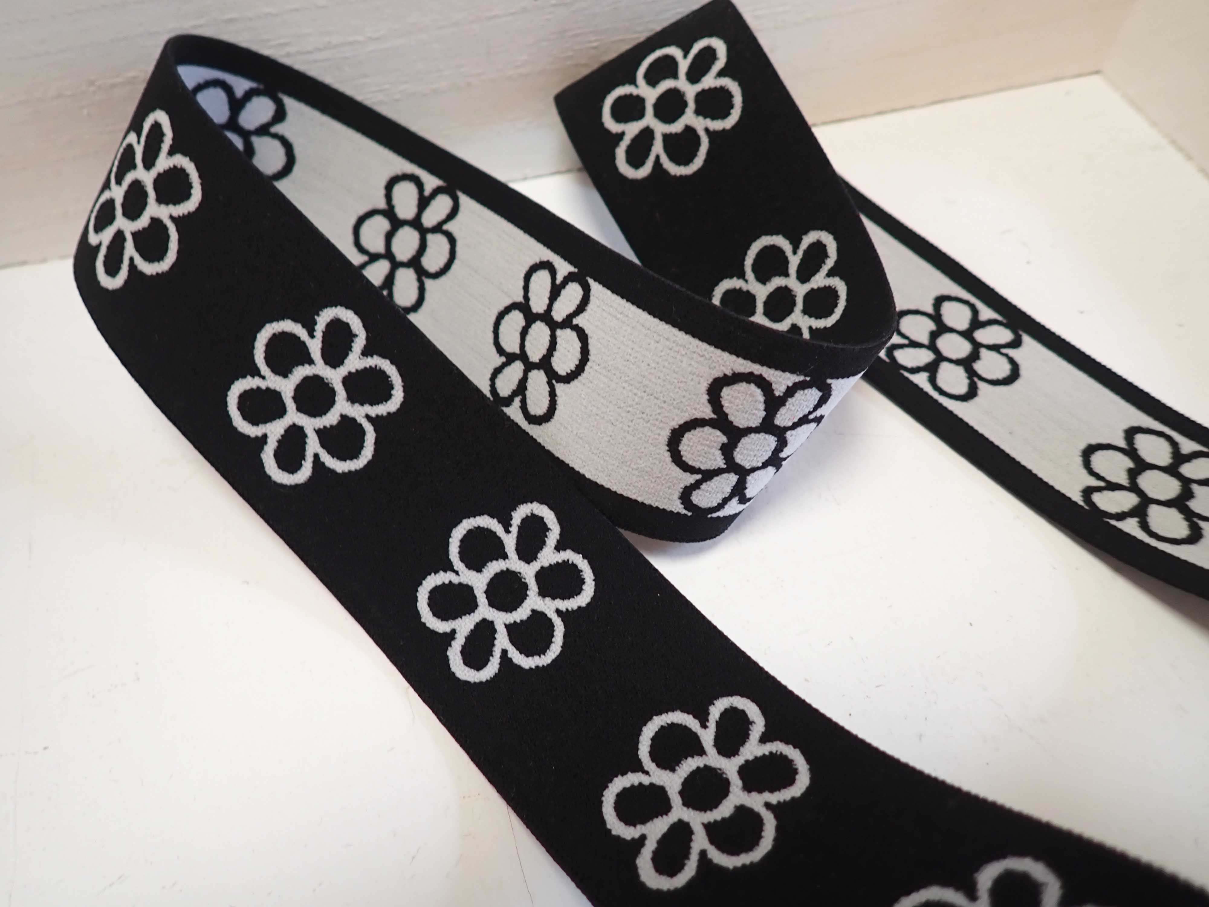 GUMA - PRUŽENKA - ČERNÁ + KYTIČKY, ŠÍŘE 40 MM