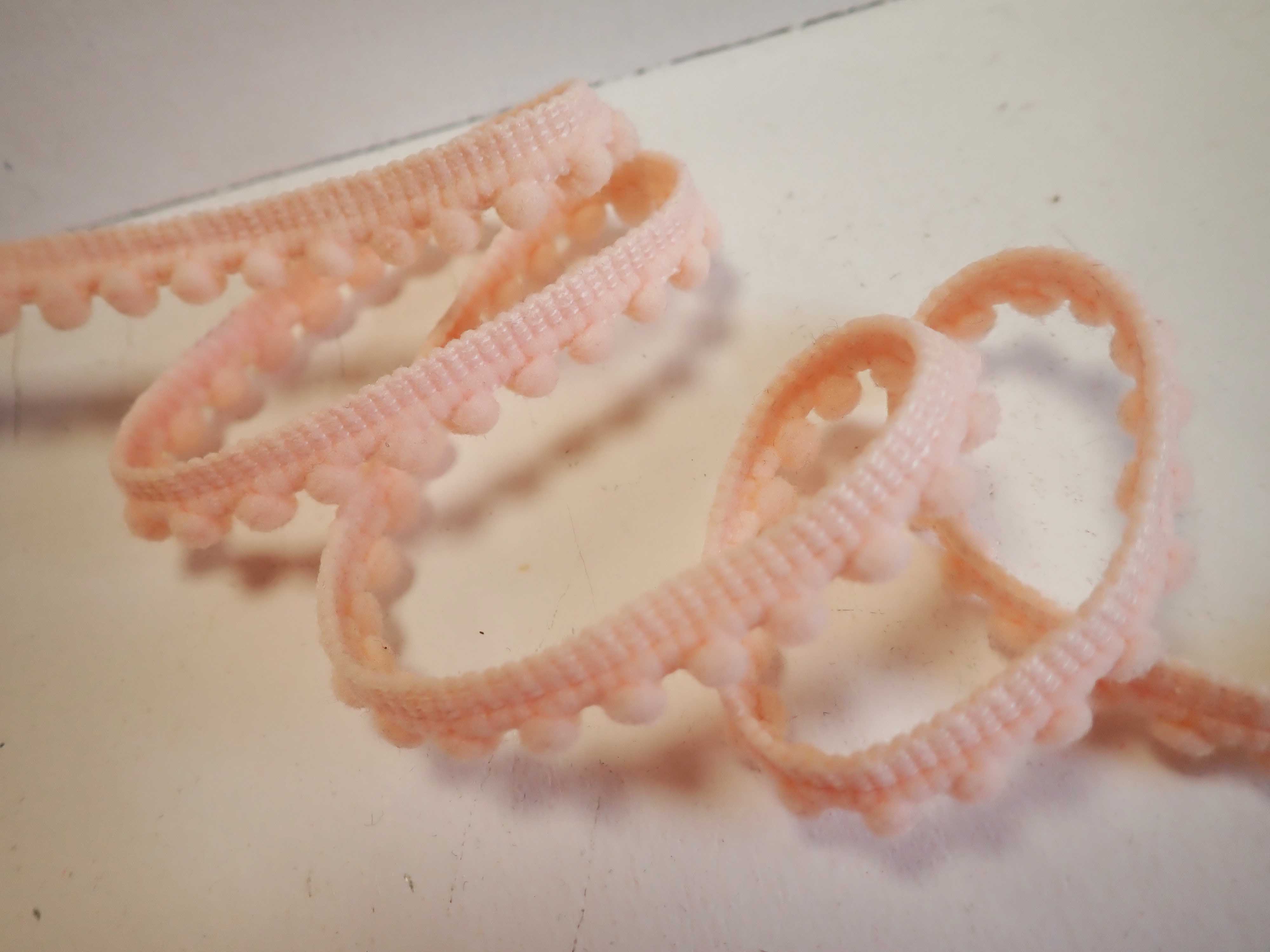 ODĚVNÍ PRÝMEK S BAMBULKAMI - BROSKVOVÁ, šíře 11 mm