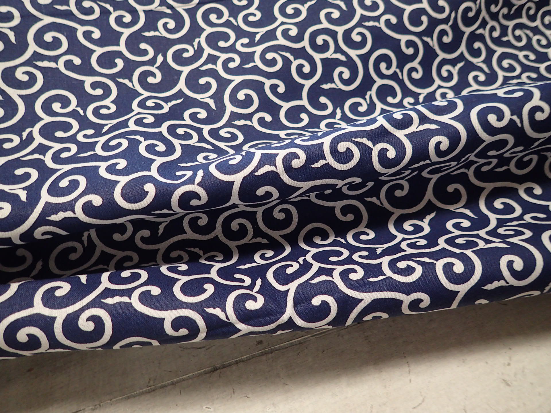 LÁTKA - TMAVĚ MODRÁ + BÍLÉ ORNAMENTY