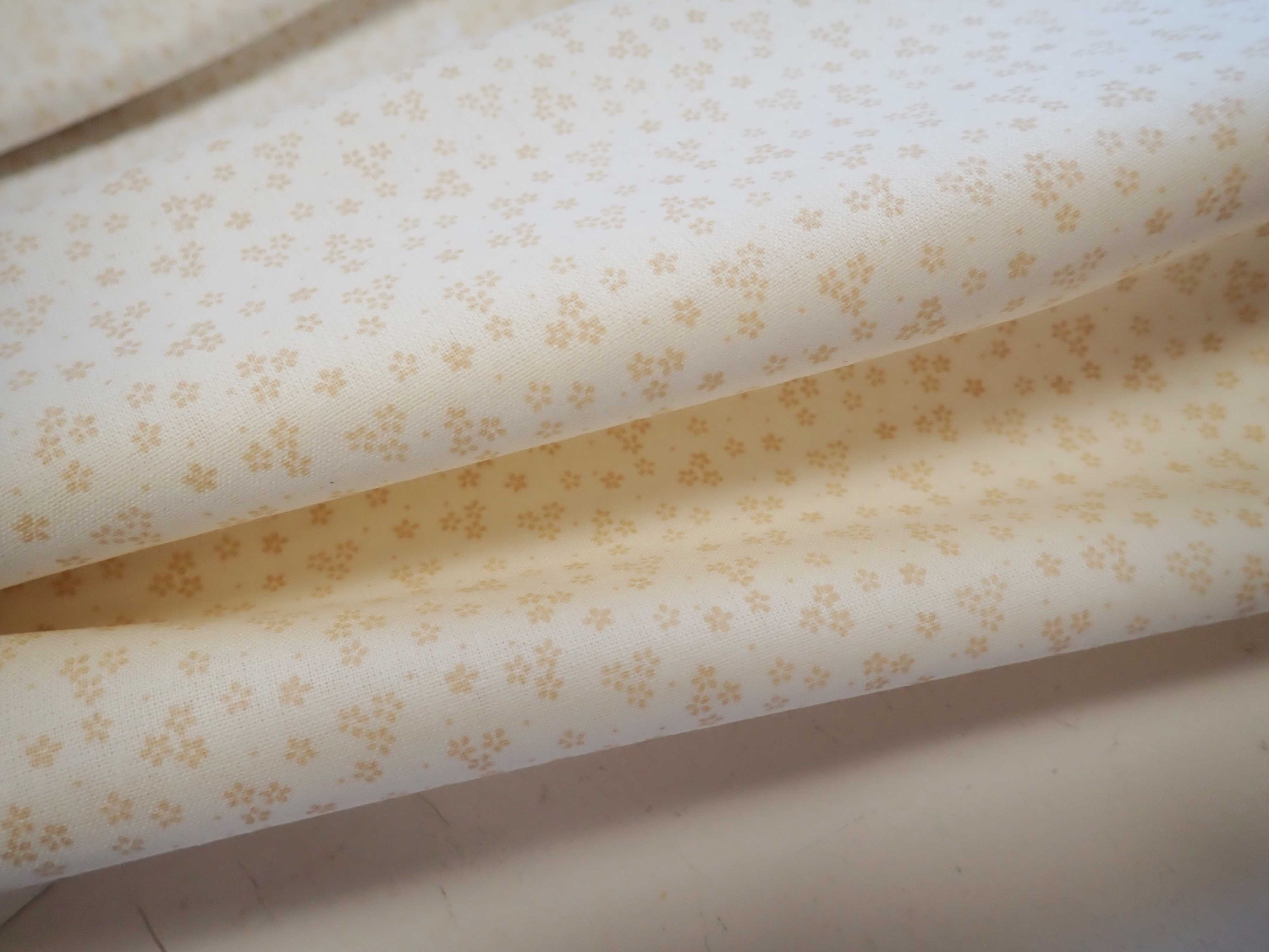 LÁTKA - SVĚTLE BÉŽOVÉ DROBNÉ KYTIČKY