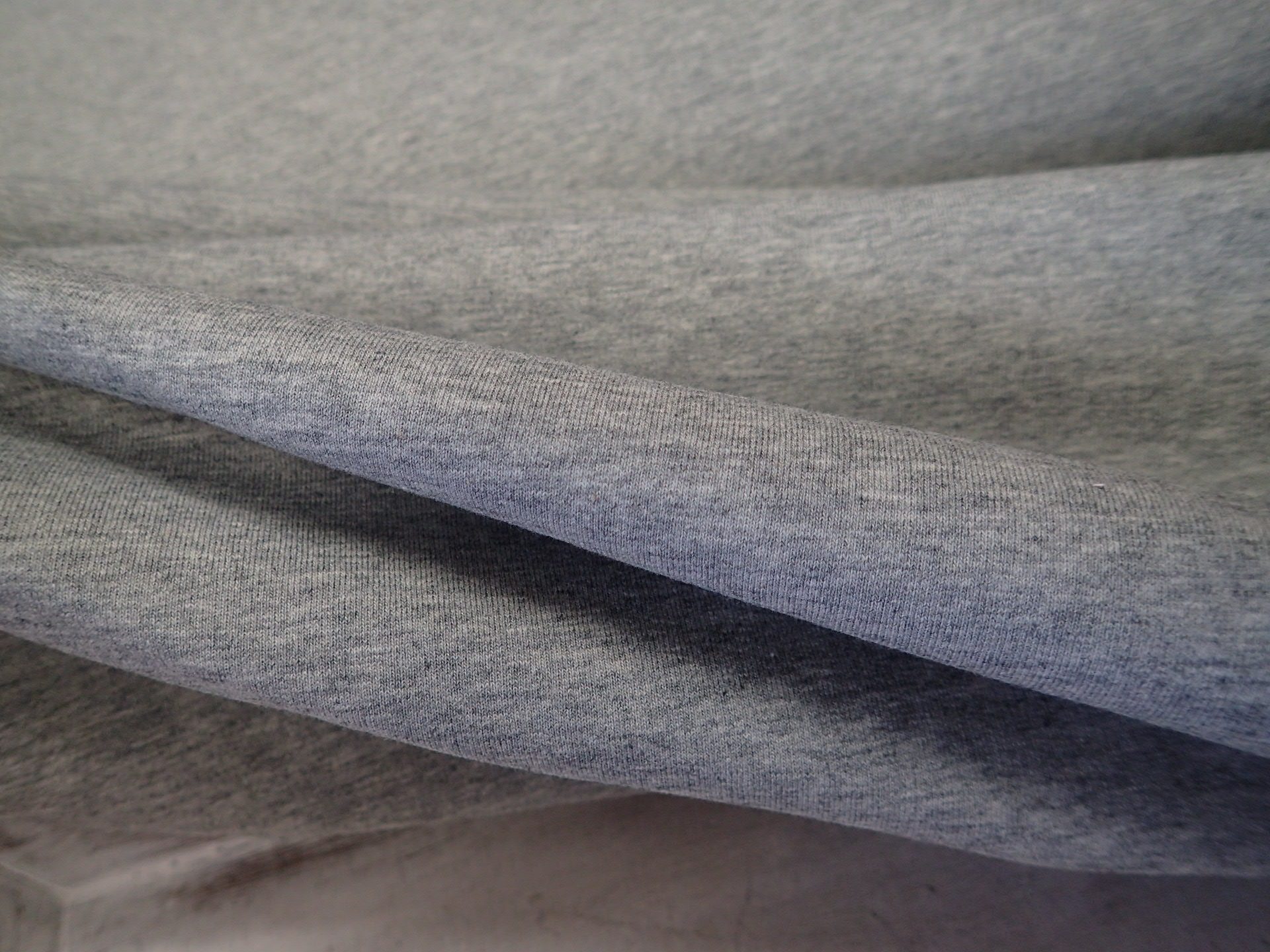 LÁTKA - TEPLÁKOVINA - ŠEDÝ MELÍR