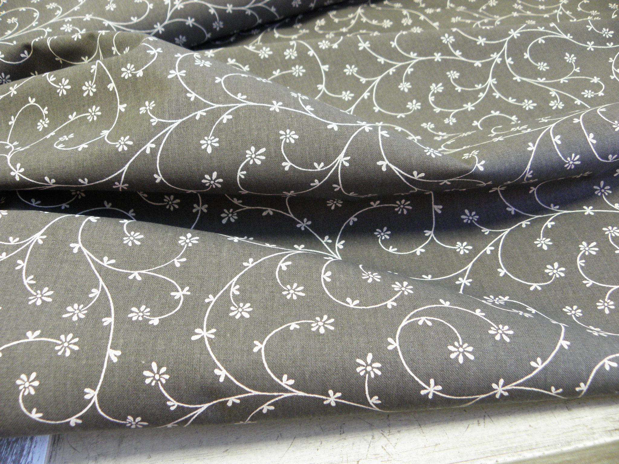 LÁTKA - ŠEDÁ + BÍLÉ POPÍNAVÉ KYTIČKY