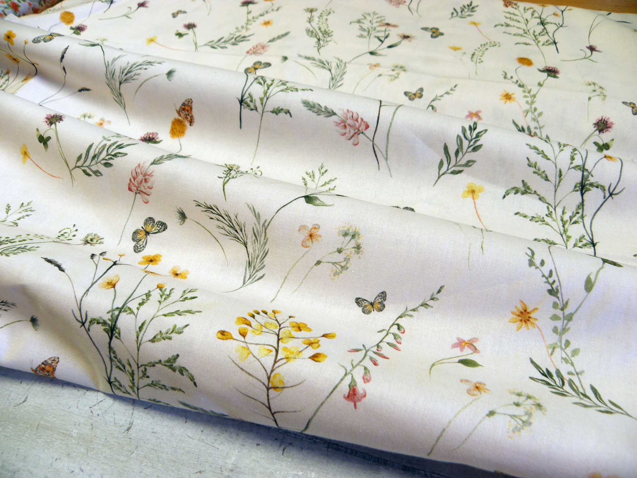 LÁTKA - BÉŽOVÁ + KYTIČKY + MOTÝLCI