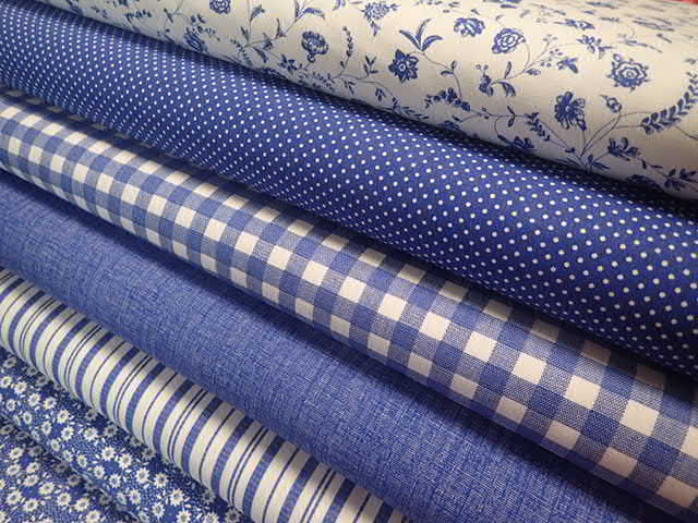 LÁTKA - TMAVĚ MODRÝ PUNTÍK