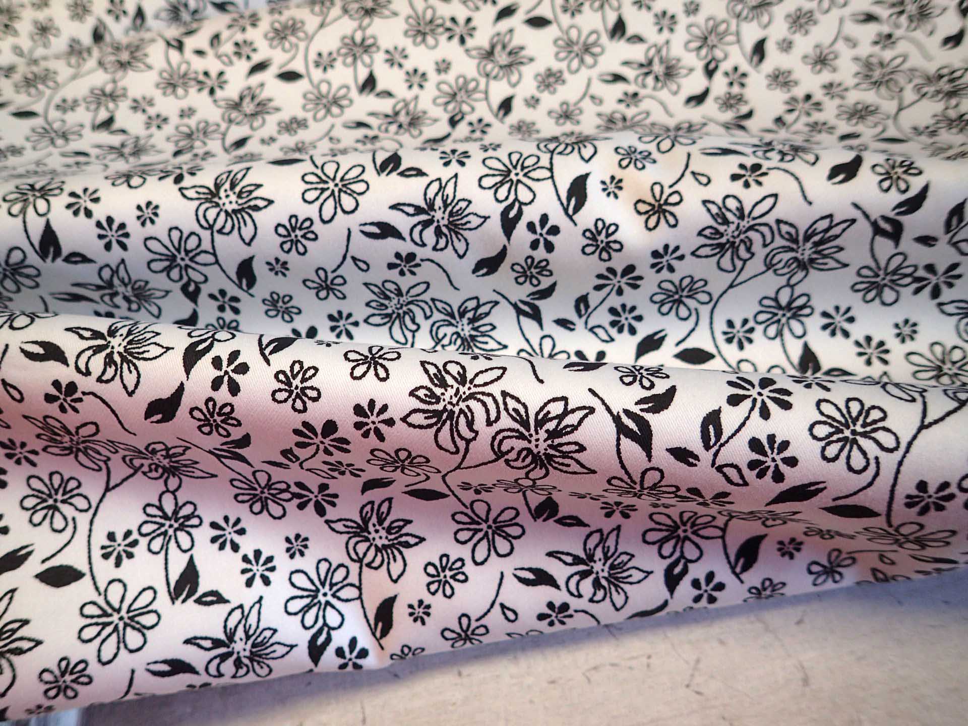 LÁTKA - ČERNÉ KYTIČKY