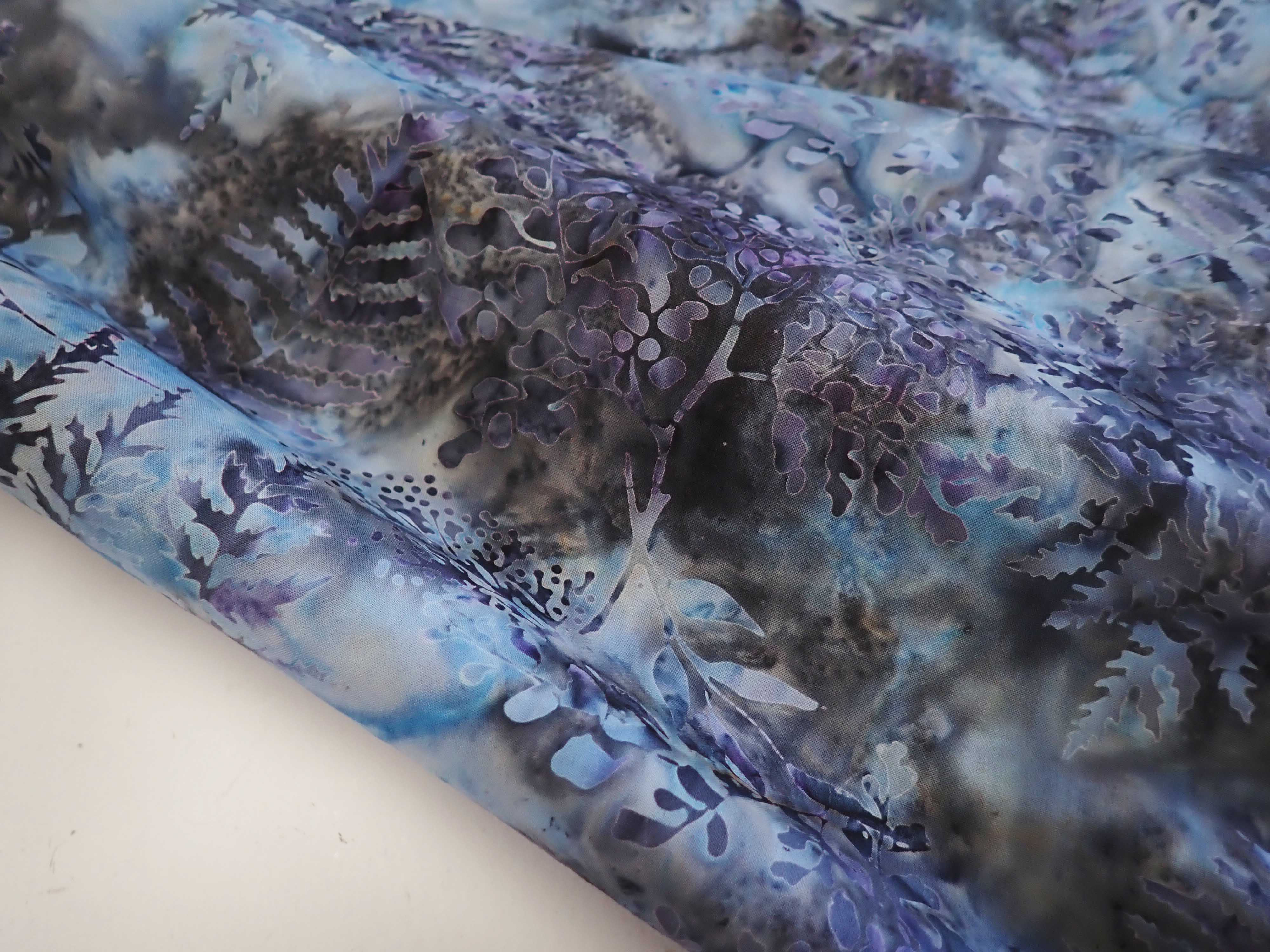 LÁTKA - BATIKA S MOTIVEM LISTŮ 