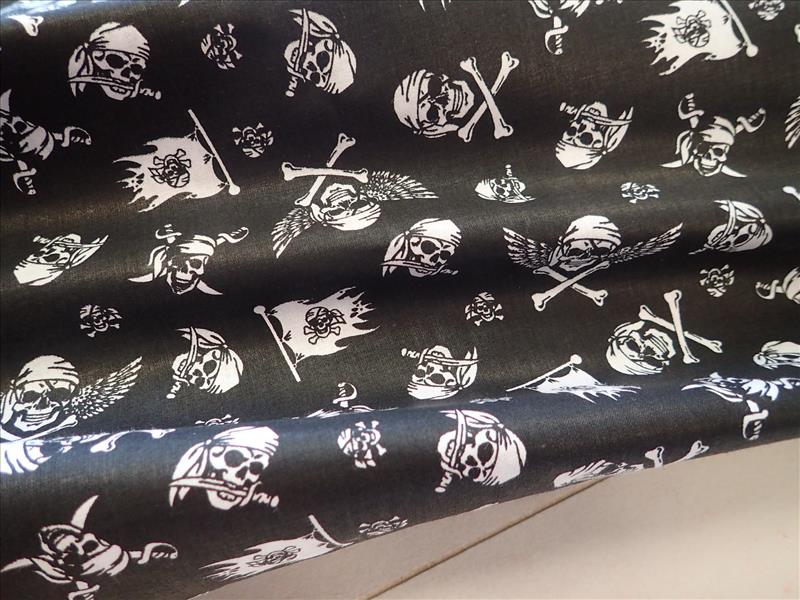 LÁTKA - ČERNÁ + LEBKY