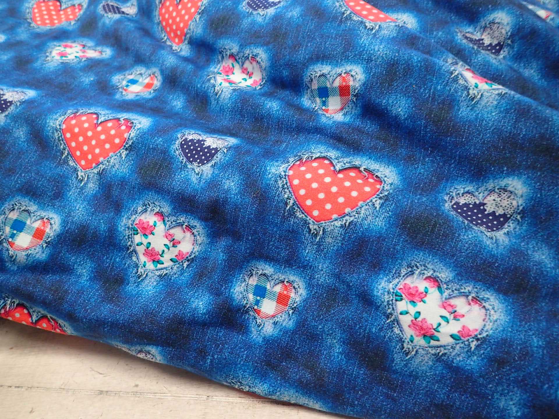 LÁTKA - PLETENINA - FOTOTISK - DŽÍNOVÁ SRDÍČKA